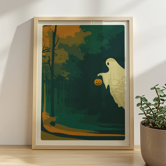 Ein süßes Geistwesen fliegt durch einen herbstlich beleuchteten Wald mit orangefarbenem Licht.. Rahmen natur 30x40