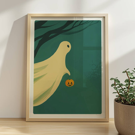 Ein sanft leuchtender Geist gleitet über einen ruhigen nächtlichen Wald, hält einen kleinen Kürbis.. Rahmen natur 30x40