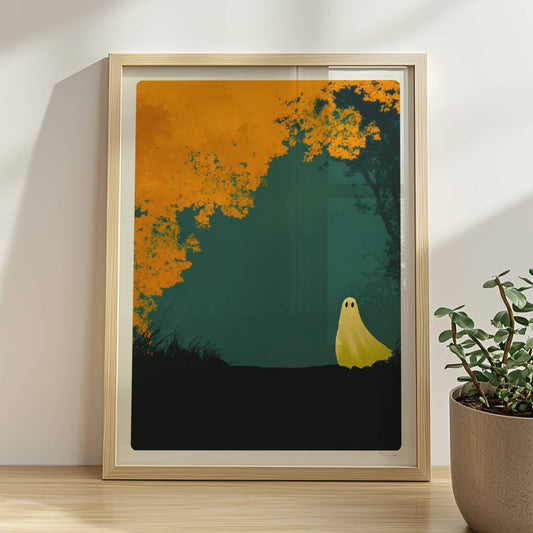 Ein kleines gelbes Wesen steht am Rand eines herbstlich goldenen Waldes, ruhig und poetisch.. Rahmen natur 30x40