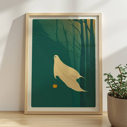 Ein kleines Geistwesen gleitet durch einen dunklen, nebeligen Wald mit einem Kürbis in der Hand.. Rahmen natur 30x40