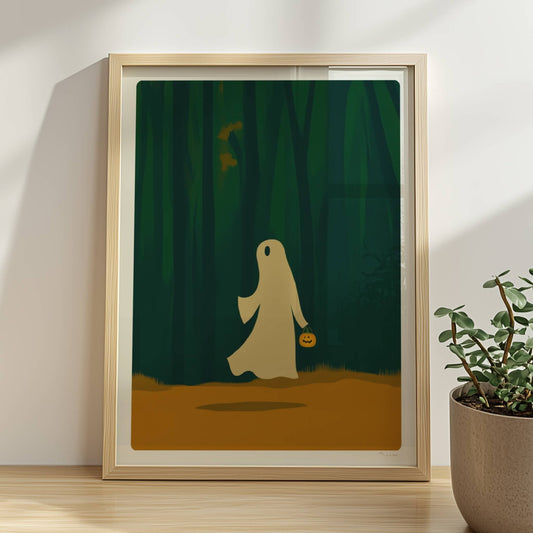 Ein weißes Wesen wandert alleine durch einen dichten, dunklen Wald – ruhig und geheimnisvoll.. Rahmen natur 30x40