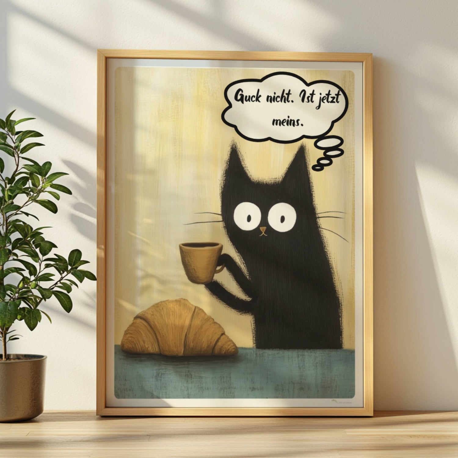 Katzen Poster mit Lustigem Spruch in einer Sprechblase. Katze hält eine Tasse Kaffee mit Croissant am Tisch. Text in der Sprechblase: "Guck nicht. Ist jetzt meins." 