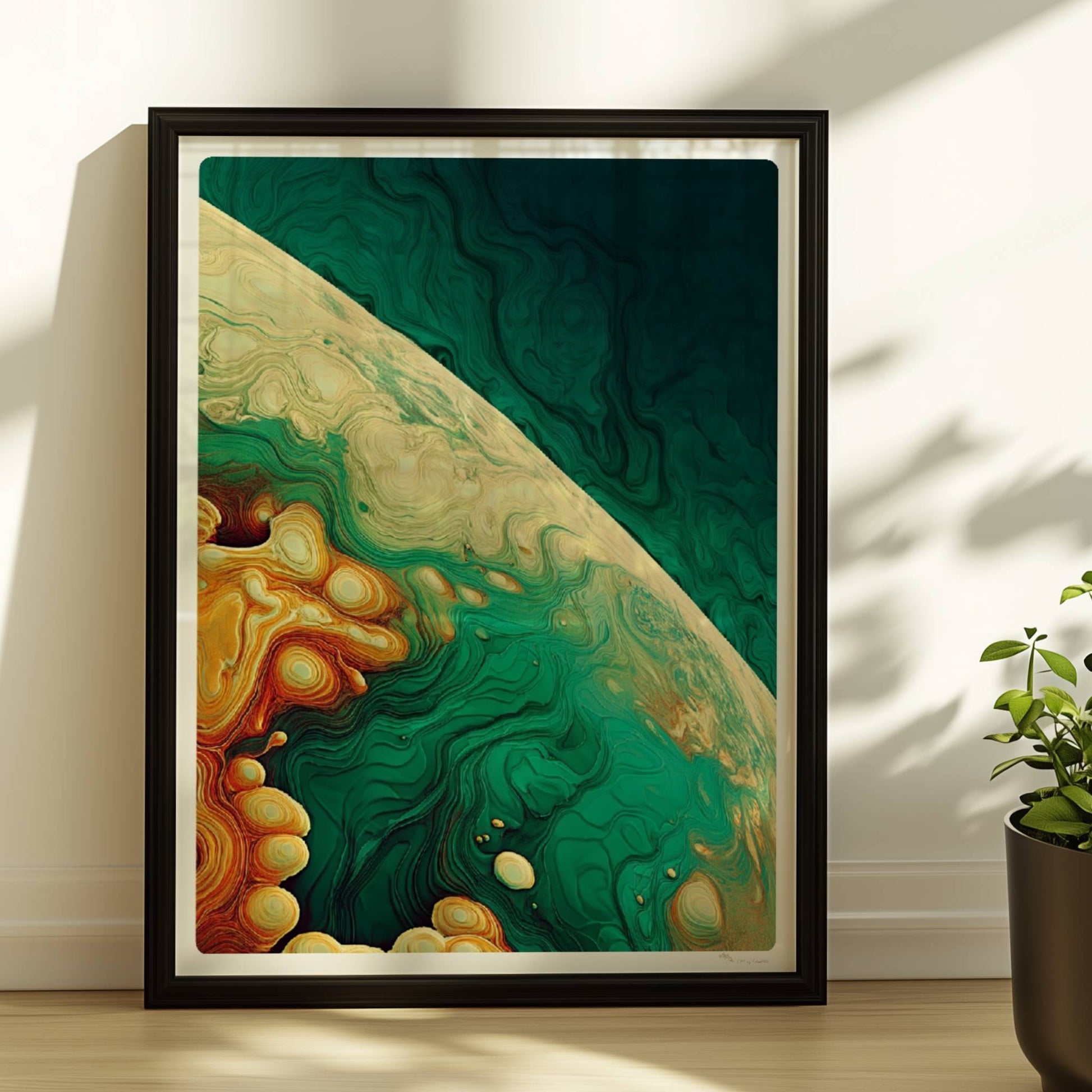 Abstrakte Kunst mit dynamischen topografischen Linien, organischen Formen und einem Verlauf aus Türkis, Gelb und Orange.. Rahmen schwarz 30x40
