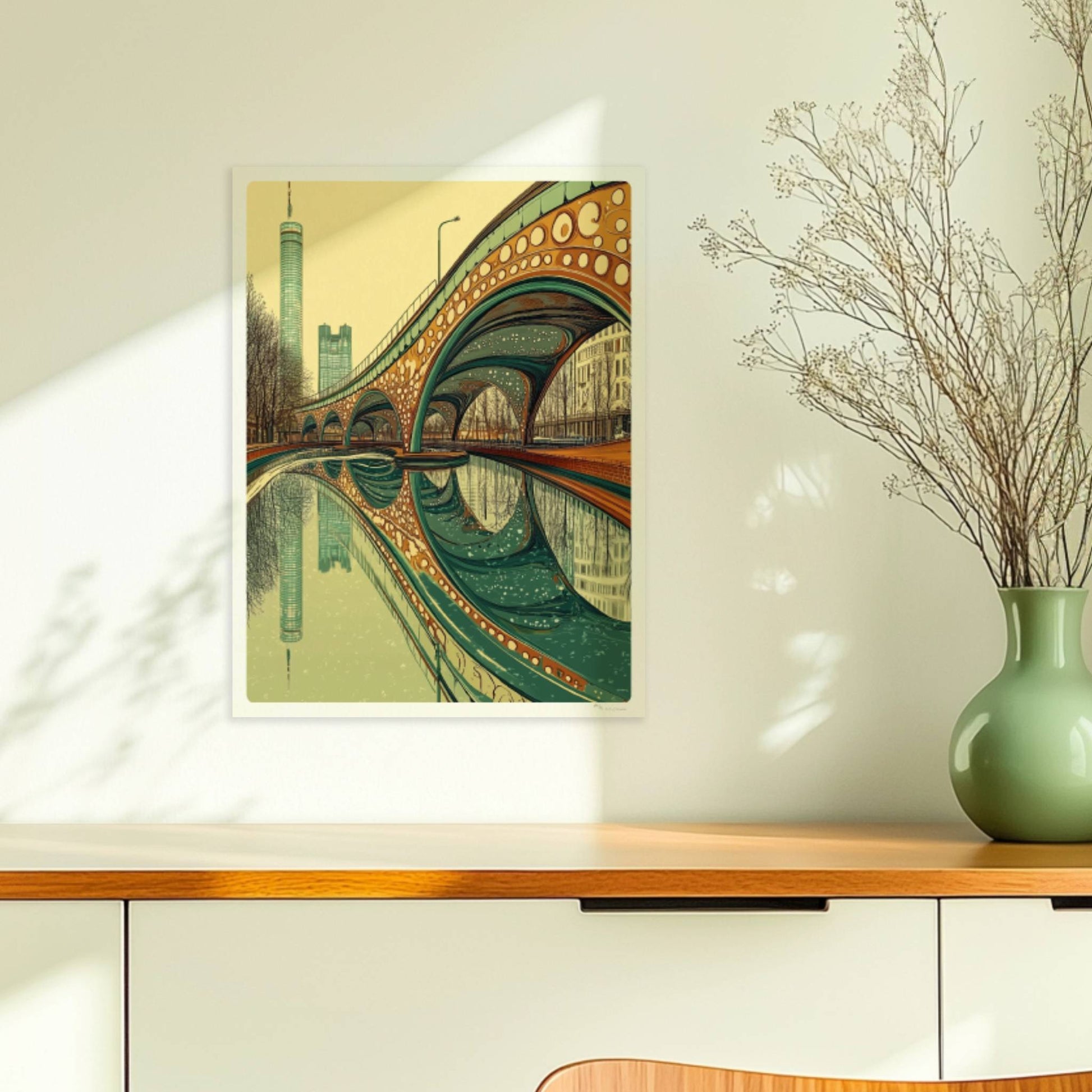 Moderne Brücke mit organischen Bögen und kreisförmigen Mustern, Spiegelung im Wasser und Stadtansicht im Hintergrund.. Ohne Rahmen 30x40