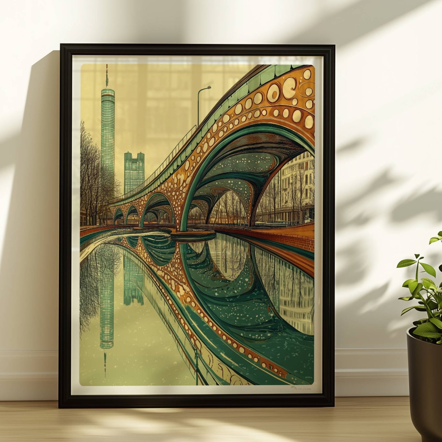 Moderne Brücke mit organischen Bögen und kreisförmigen Mustern, Spiegelung im Wasser und Stadtansicht im Hintergrund.. Rahmen schwarz 30x40