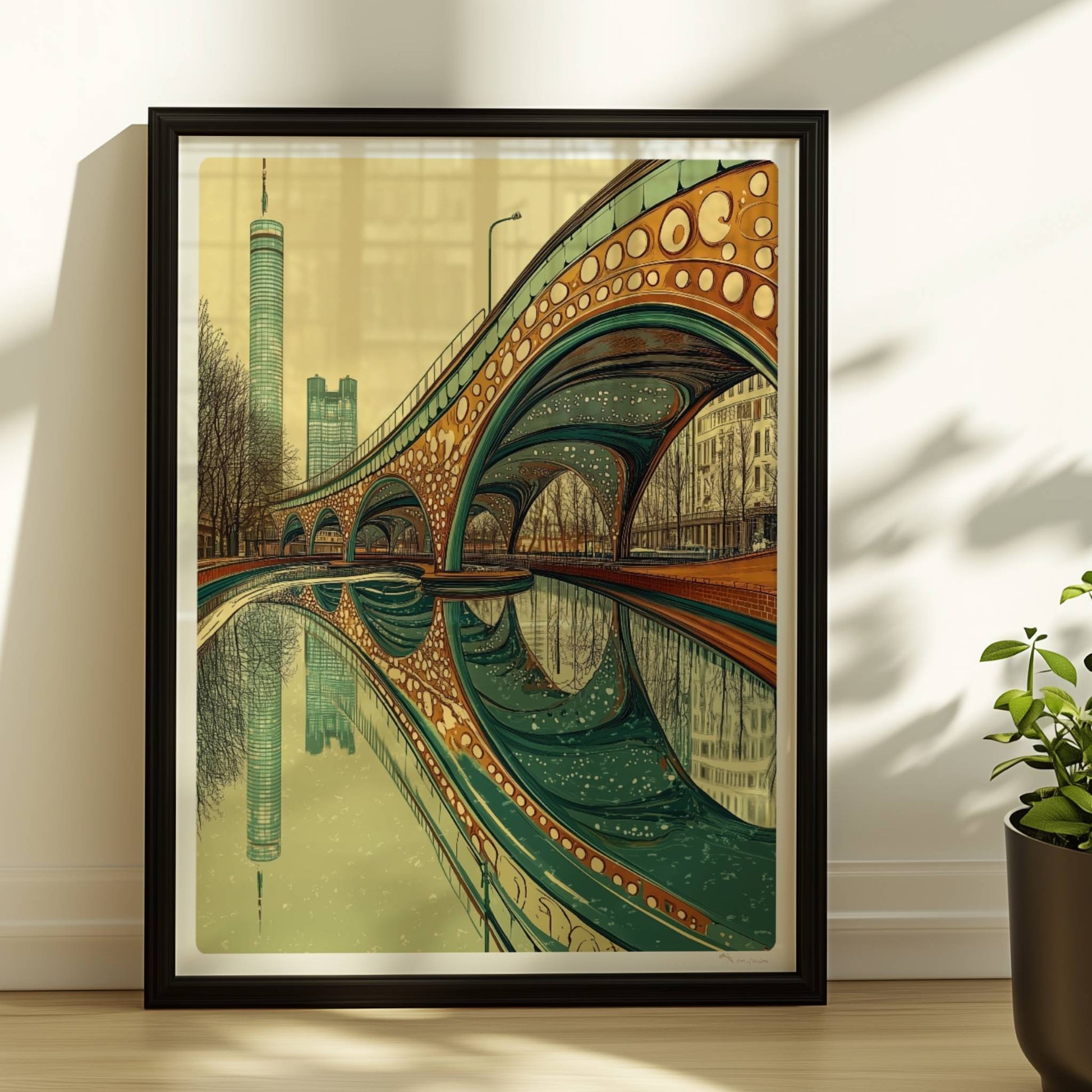 Moderne Brücke mit organischen Bögen und kreisförmigen Mustern, Spiegelung im Wasser und Stadtansicht im Hintergrund.. Rahmen schwarz 30x40