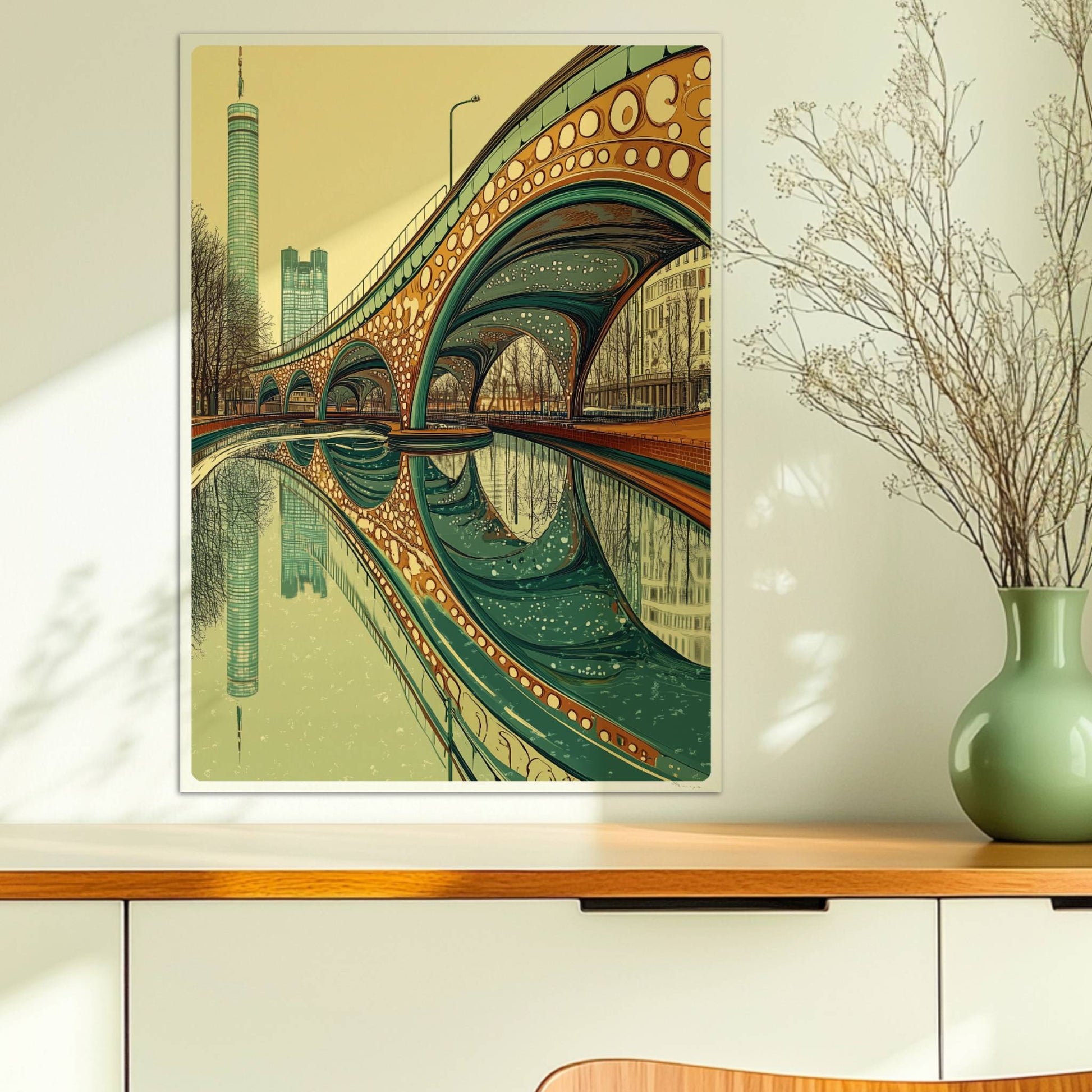 Moderne Brücke mit organischen Bögen und kreisförmigen Mustern, Spiegelung im Wasser und Stadtansicht im Hintergrund.. Ohne Rahmen 50x70