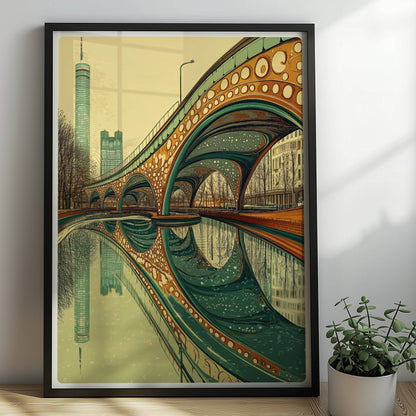 Moderne Brücke mit organischen Bögen und kreisförmigen Mustern, Spiegelung im Wasser und Stadtansicht im Hintergrund.. Rahmen schwarz 50x70