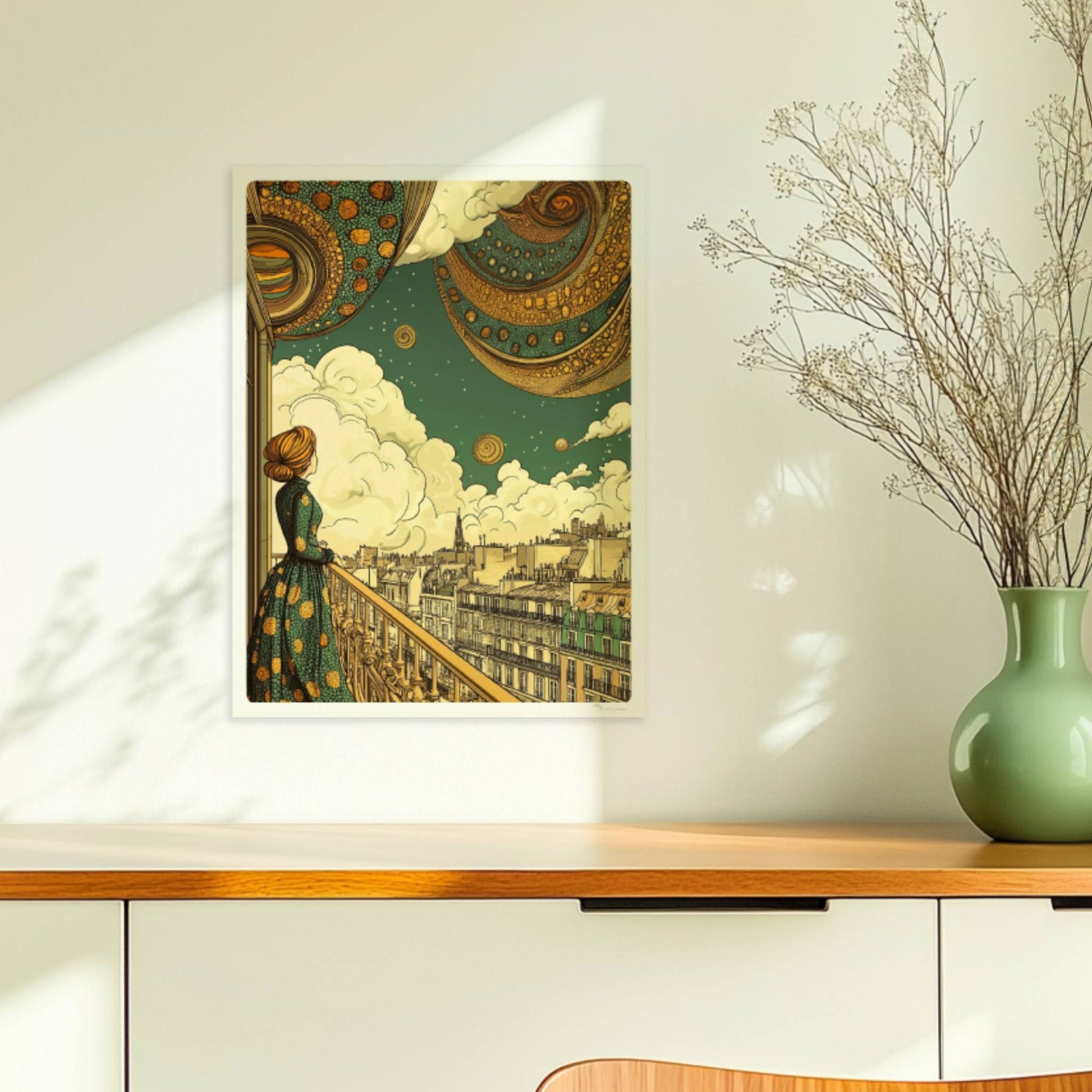 Frau in geblümtem Kleid steht auf einem Balkon und blickt über Pariser Dächer in einen fantasievollen Himmel mit großen, goldenen, spiralförmigen Planeten.. Ohne Rahmen 30x40