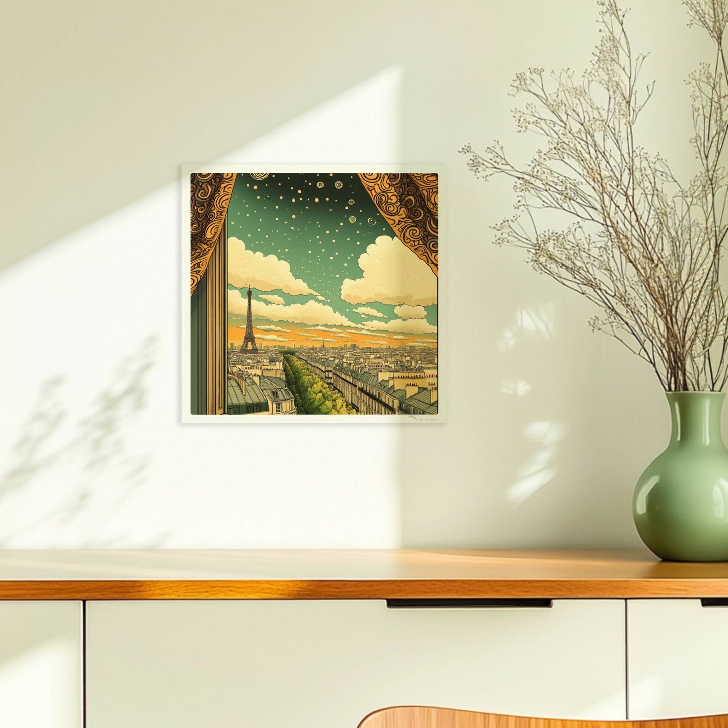 Blick aus einem kunstvoll gerahmten Fenster mit goldenen Vorhängen auf den Eiffelturm, eine Pariser Straße und einen Himmel voller Sterne und Spiralen.. Ohne Rahmen 30x30