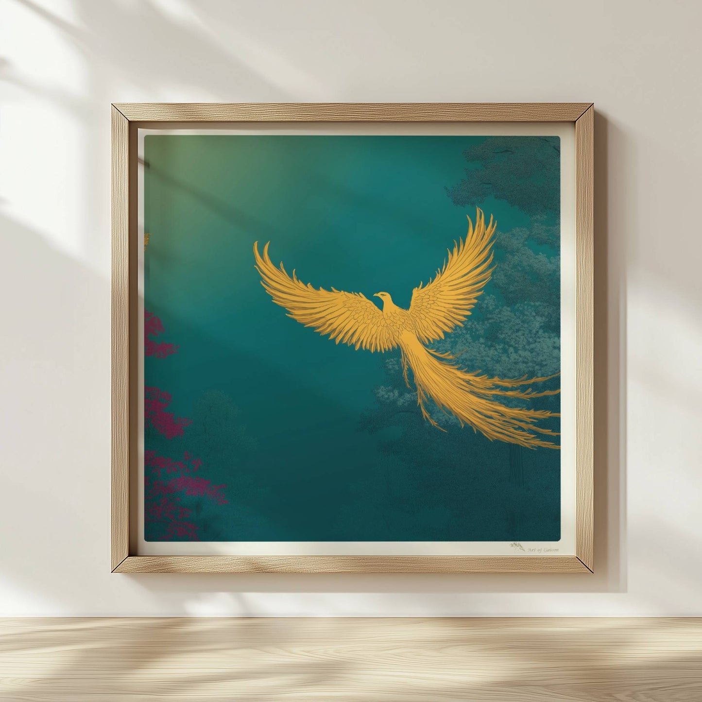 Goldener Phönix mit ausgebreiteten Flügeln, der aus dem Schatten über einen mystischen Wald fliegt, in kräftigen Türkis- und Grüntönen.. Rahmen natur 30x30