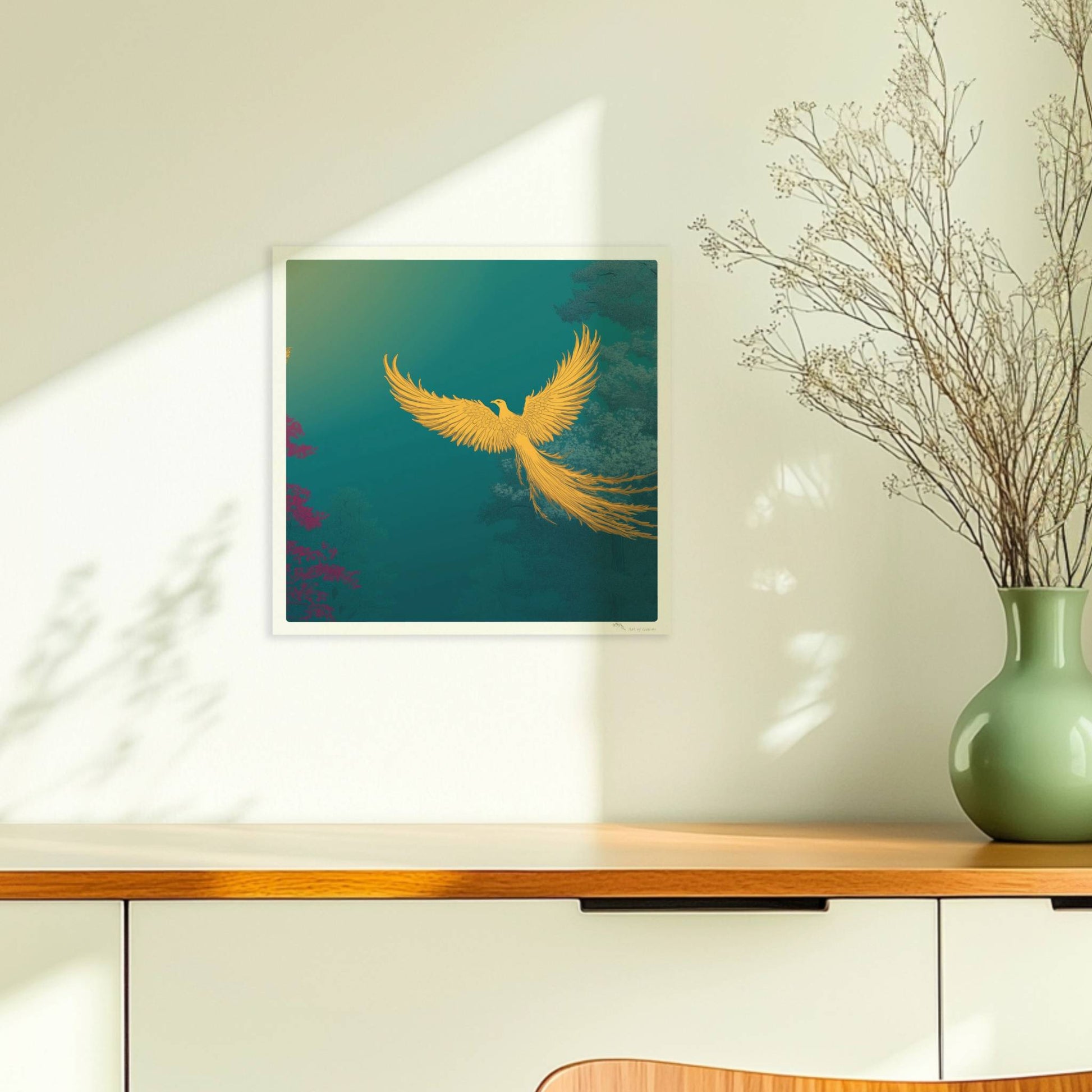 Goldener Phönix mit ausgebreiteten Flügeln, der aus dem Schatten über einen mystischen Wald fliegt, in kräftigen Türkis- und Grüntönen.. Ohne Rahmen 30x30