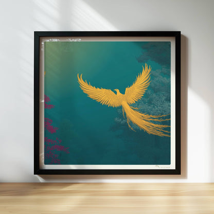 Goldener Phönix mit ausgebreiteten Flügeln, der aus dem Schatten über einen mystischen Wald fliegt, in kräftigen Türkis- und Grüntönen.. Rahmen schwarz 30x30