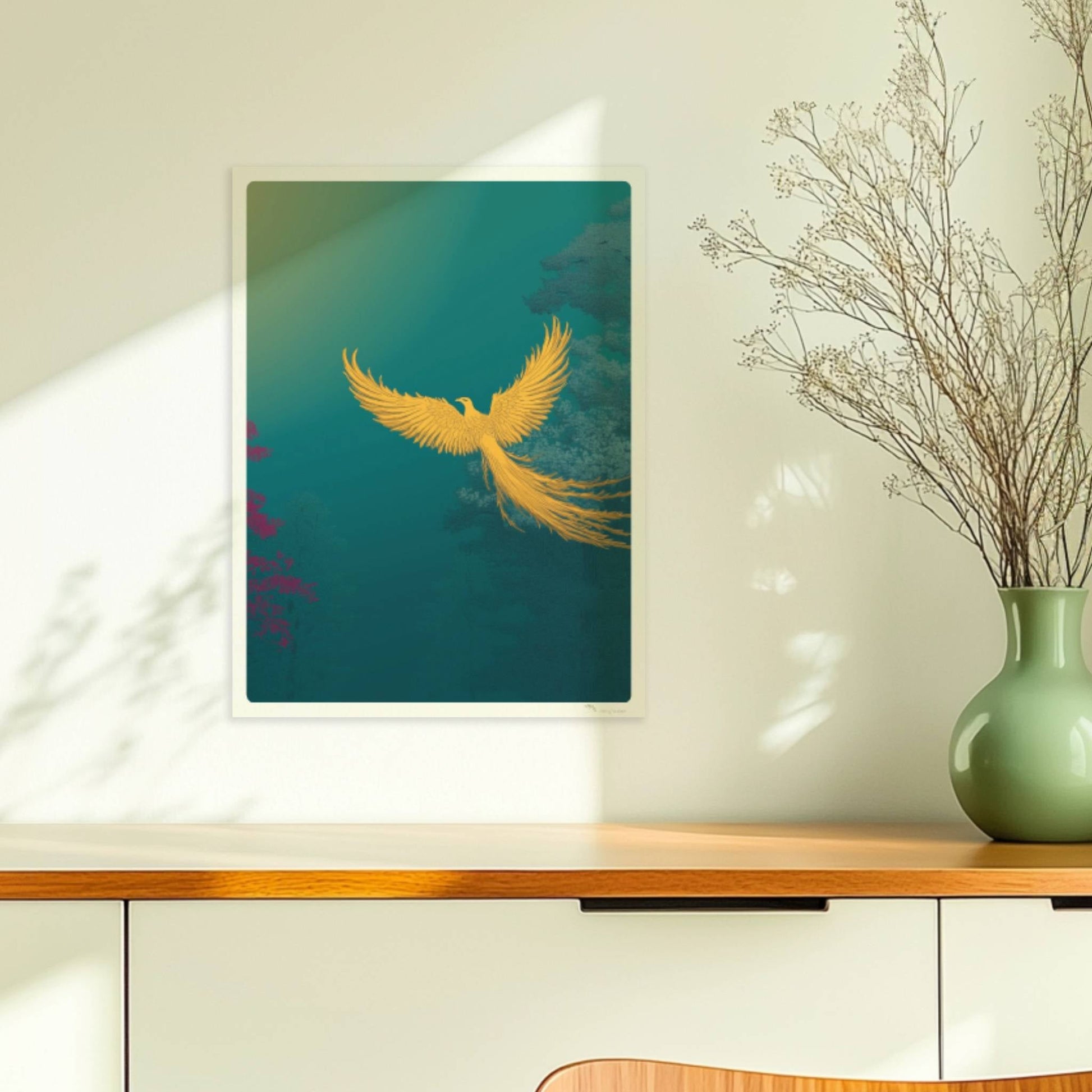 Goldener Phönix mit ausgebreiteten Flügeln, der aus dem Schatten über einen mystischen Wald fliegt, in kräftigen Türkis- und Grüntönen.. Ohne Rahmen 30x40