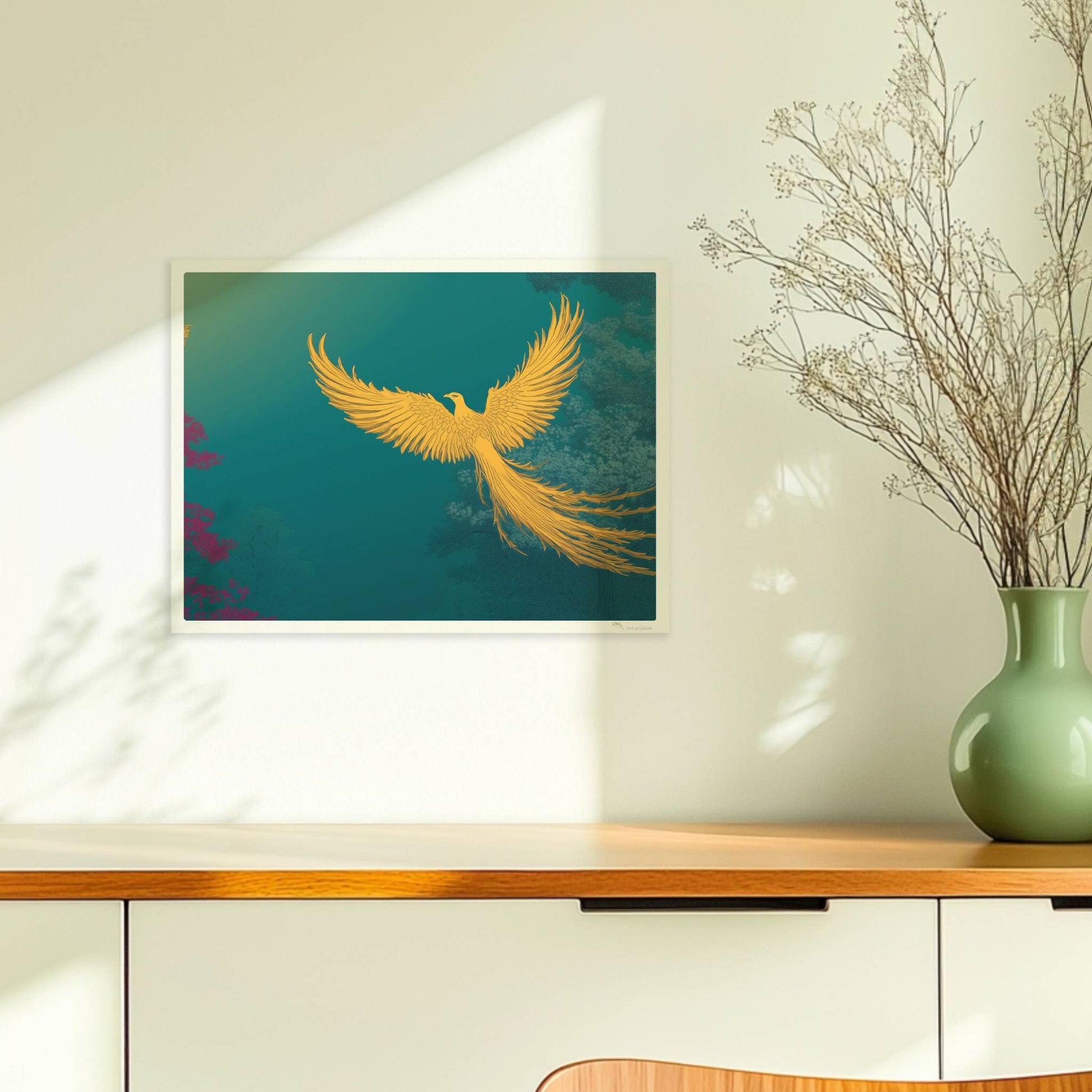 Goldener Phönix mit ausgebreiteten Flügeln, der aus dem Schatten über einen mystischen Wald fliegt, in kräftigen Türkis- und Grüntönen.. Ohne Rahmen 40x30