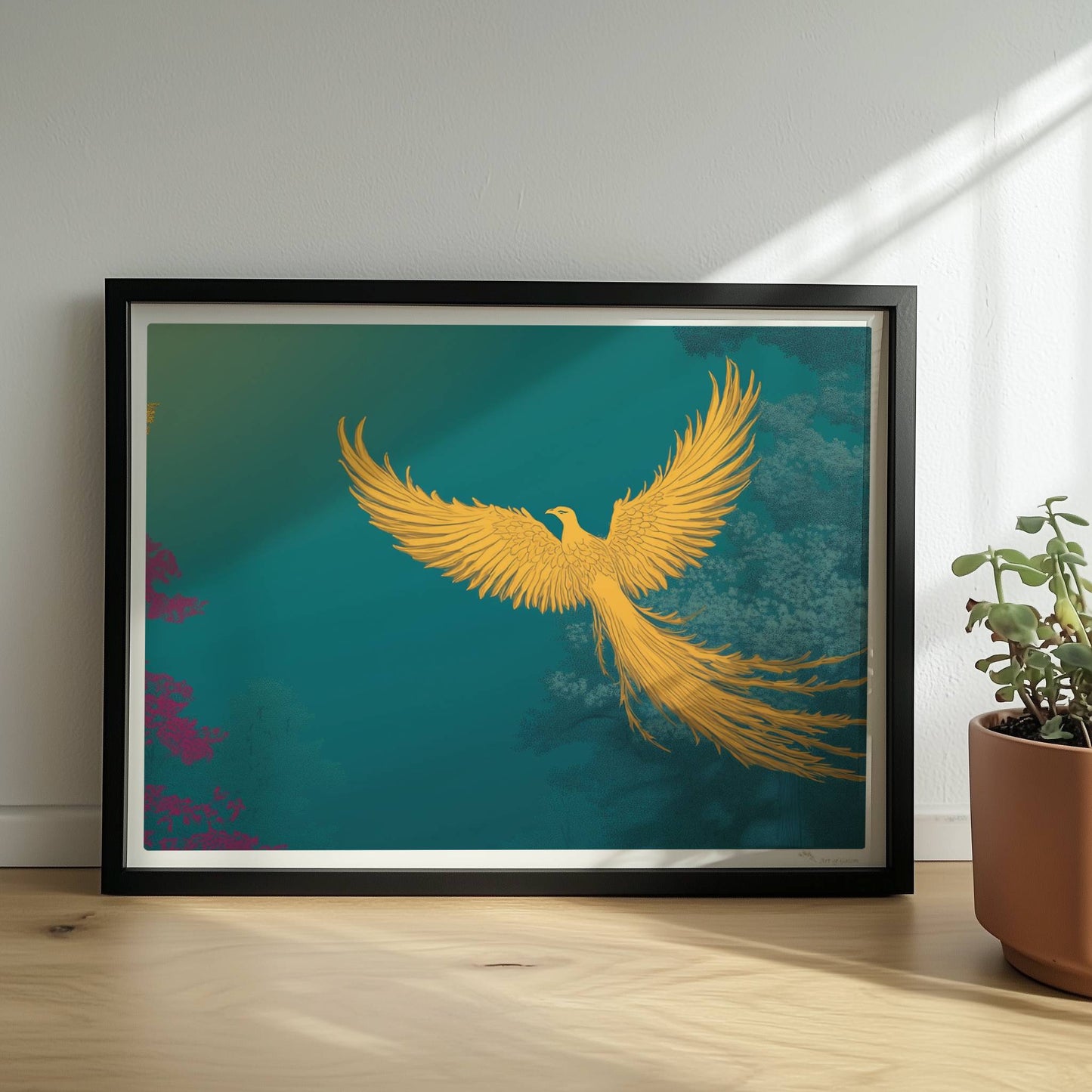Goldener Phönix mit ausgebreiteten Flügeln, der aus dem Schatten über einen mystischen Wald fliegt, in kräftigen Türkis- und Grüntönen.. Rahmen schwarz 40x30