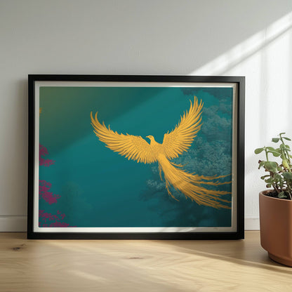 Goldener Phönix mit ausgebreiteten Flügeln, der aus dem Schatten über einen mystischen Wald fliegt, in kräftigen Türkis- und Grüntönen.. Rahmen schwarz 40x30