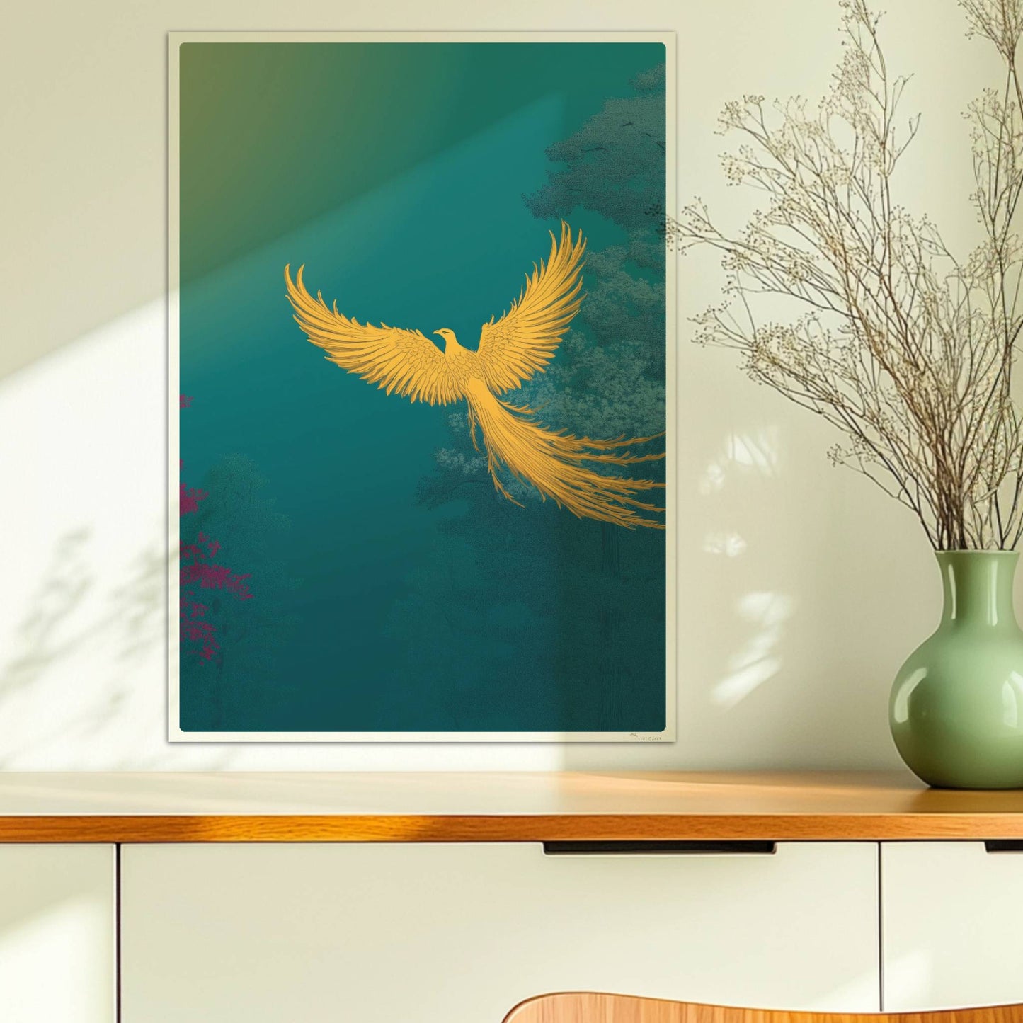 Goldener Phönix mit ausgebreiteten Flügeln, der aus dem Schatten über einen mystischen Wald fliegt, in kräftigen Türkis- und Grüntönen.. Ohne Rahmen 50x70