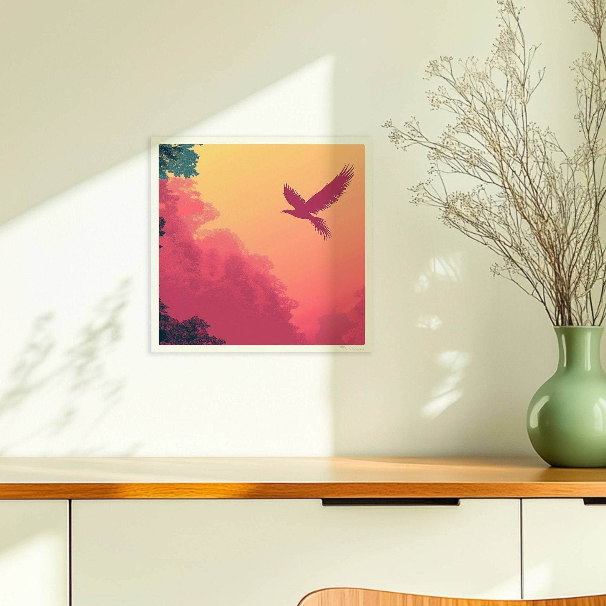 Stilisierter Phönix fliegt über nebeligen, pastellfarbenen Bäumen im Sonnenaufgang – harmonische Farben von Rosa bis Gelb.. Ohne Rahmen 30x30