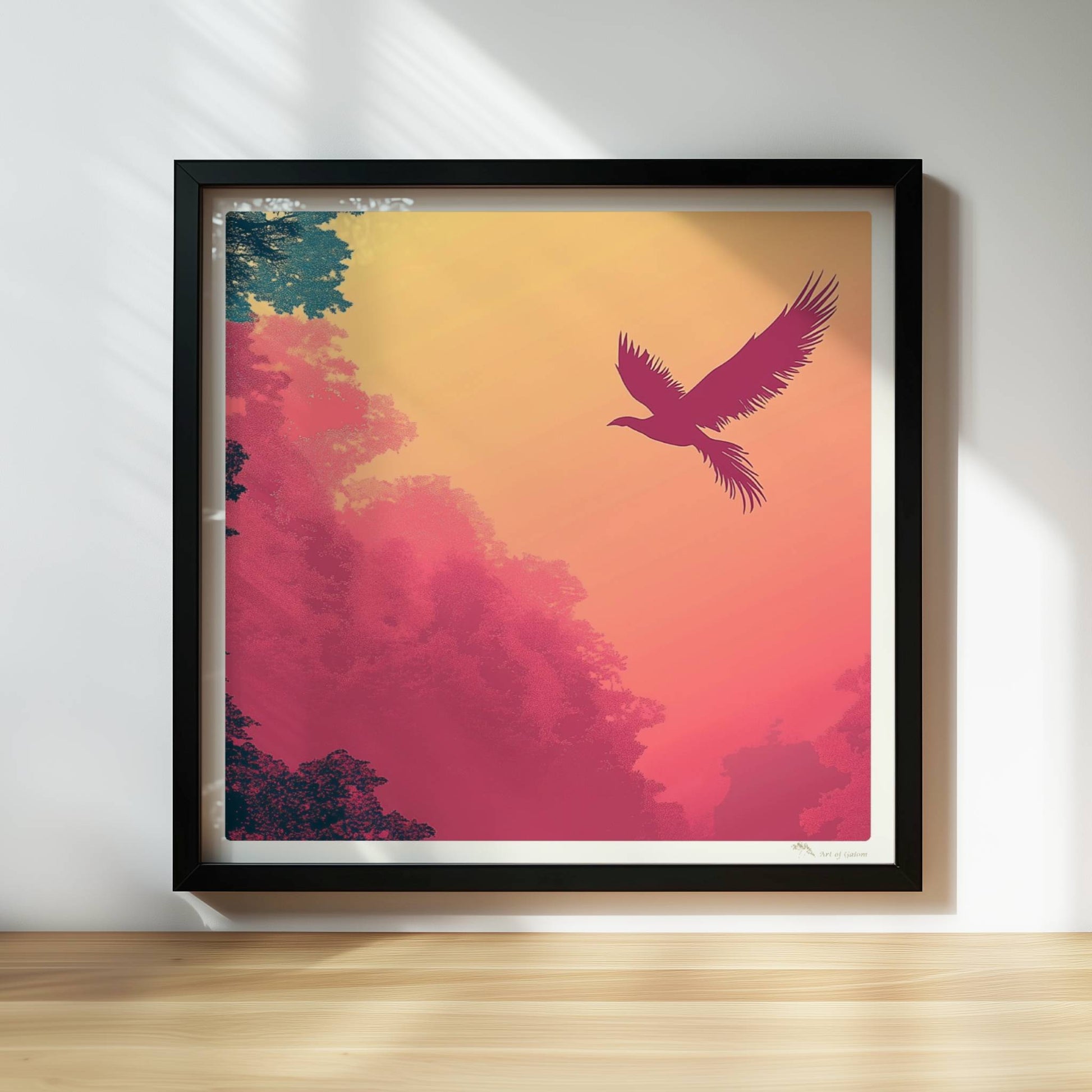 Stilisierter Phönix fliegt über nebeligen, pastellfarbenen Bäumen im Sonnenaufgang – harmonische Farben von Rosa bis Gelb.. Rahmen schwarz 30x30