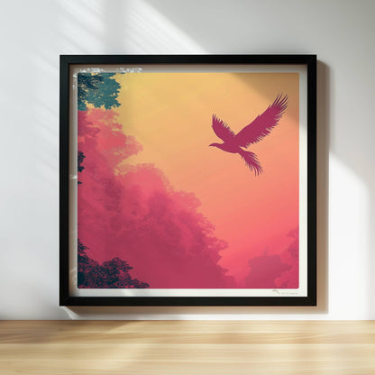 Stilisierter Phönix fliegt über nebeligen, pastellfarbenen Bäumen im Sonnenaufgang – harmonische Farben von Rosa bis Gelb.. Rahmen schwarz 30x30