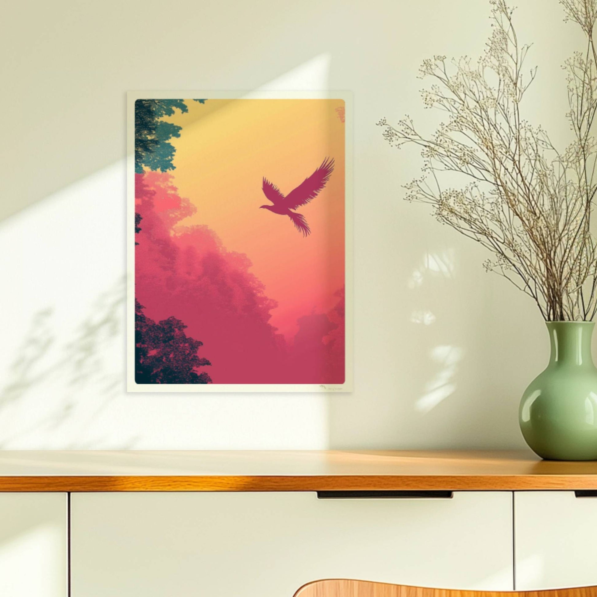 Stilisierter Phönix fliegt über nebeligen, pastellfarbenen Bäumen im Sonnenaufgang – harmonische Farben von Rosa bis Gelb.. Ohne Rahmen 30x40