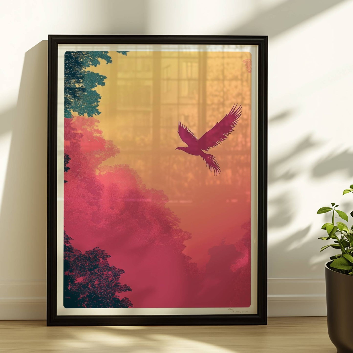 Stilisierter Phönix fliegt über nebeligen, pastellfarbenen Bäumen im Sonnenaufgang – harmonische Farben von Rosa bis Gelb.. Rahmen schwarz 30x40