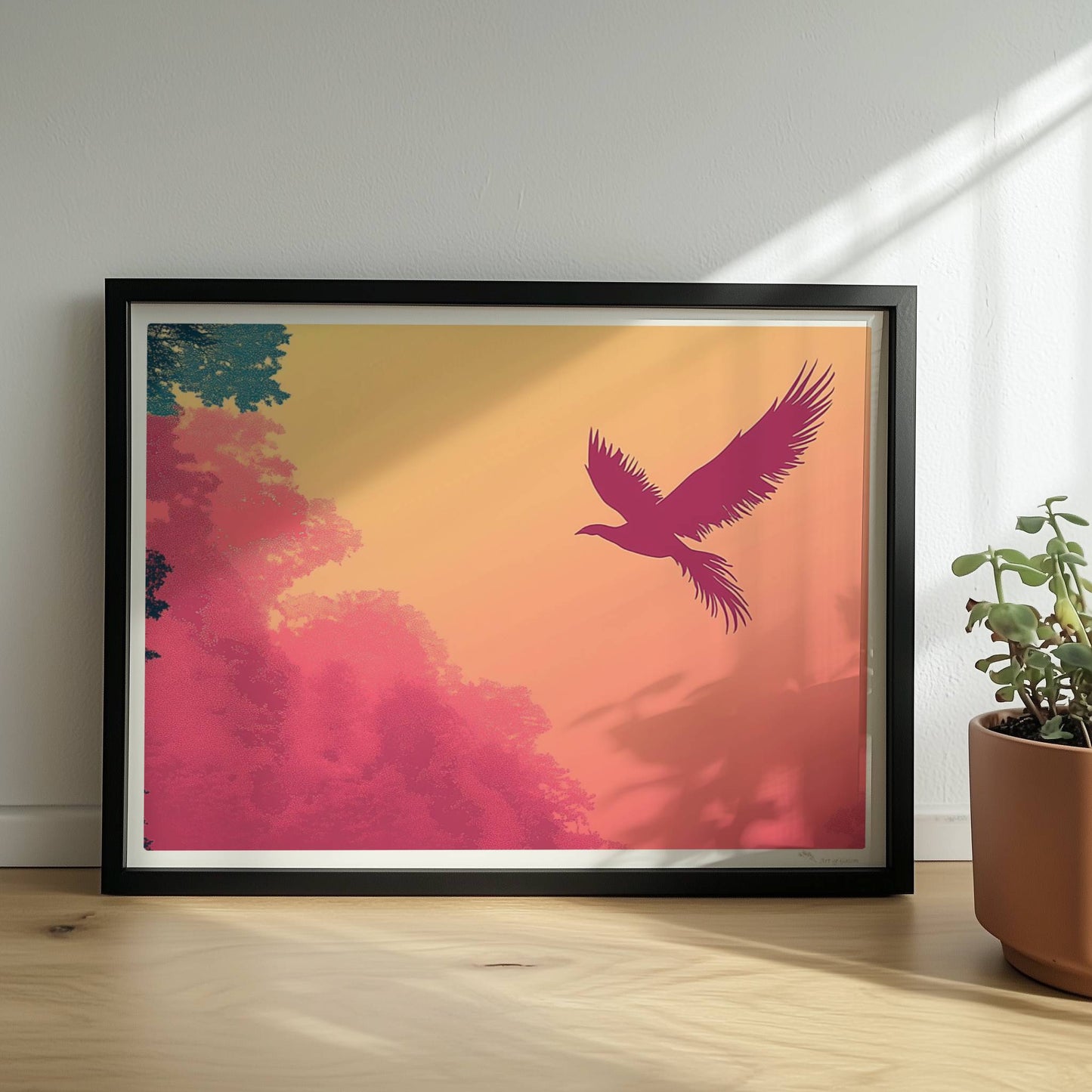 Stilisierter Phönix fliegt über nebeligen, pastellfarbenen Bäumen im Sonnenaufgang – harmonische Farben von Rosa bis Gelb.. Rahmen schwarz 40x30