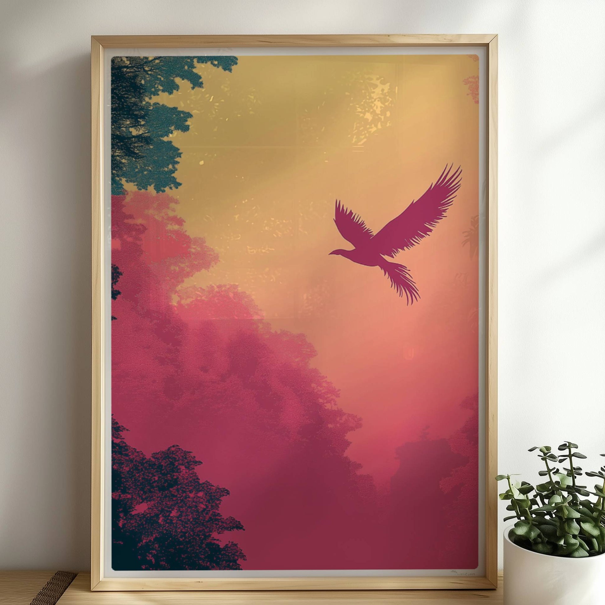 Stilisierter Phönix fliegt über nebeligen, pastellfarbenen Bäumen im Sonnenaufgang – harmonische Farben von Rosa bis Gelb.. Rahmen natur 50x70