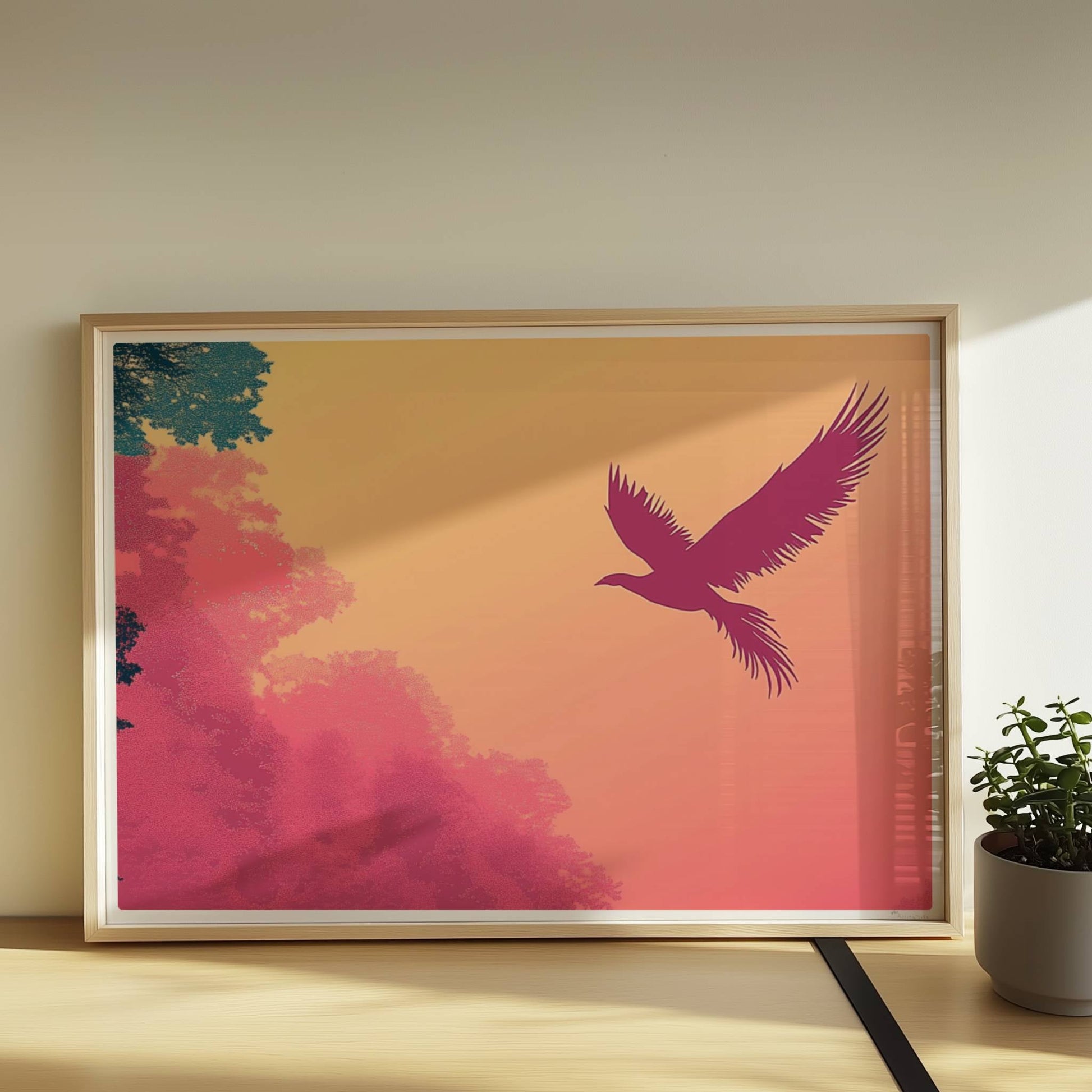 Stilisierter Phönix fliegt über nebeligen, pastellfarbenen Bäumen im Sonnenaufgang – harmonische Farben von Rosa bis Gelb.. Rahmen natur 70x50