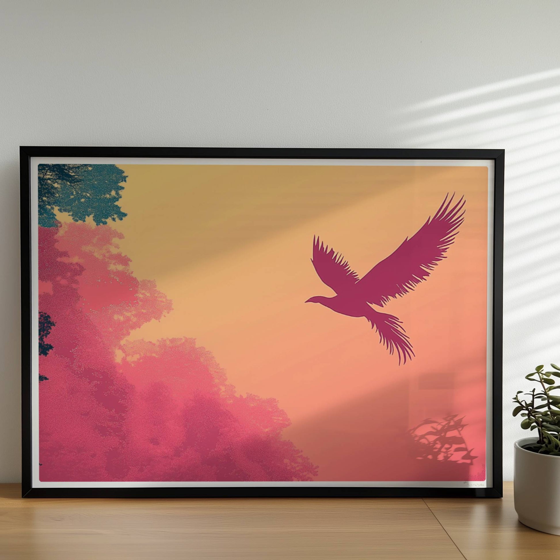 Stilisierter Phönix fliegt über nebeligen, pastellfarbenen Bäumen im Sonnenaufgang – harmonische Farben von Rosa bis Gelb.. Rahmen schwarz 70x50
