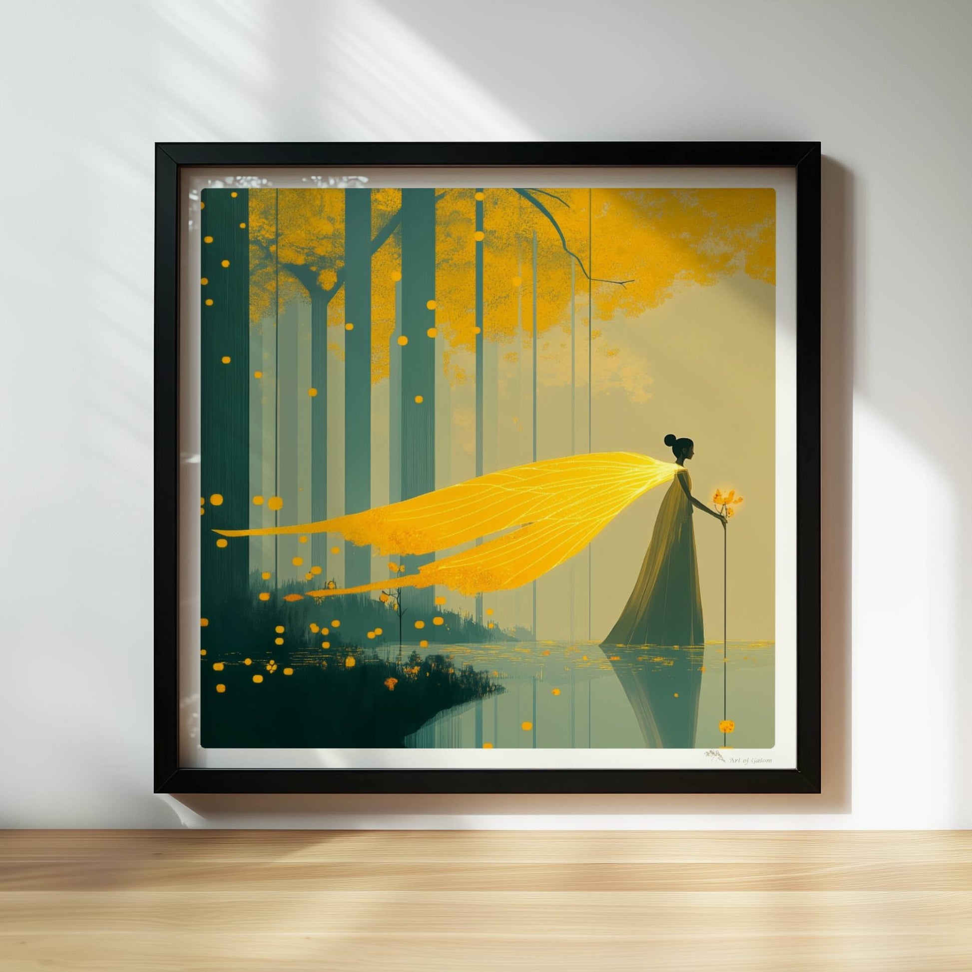 Fantasie-Fee mit leuchtenden Schmetterlingsflügeln steht im märchenhaften, goldgelben Wald am Wasser.. Rahmen schwarz 30x30