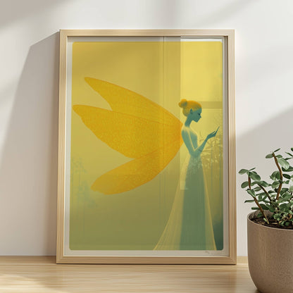 Fee mit großen, goldenen Schmetterlingsflügeln in einem mystischen gelben Wald, elegant und verträumt, im Profil stehend.. Rahmen natur 30x40