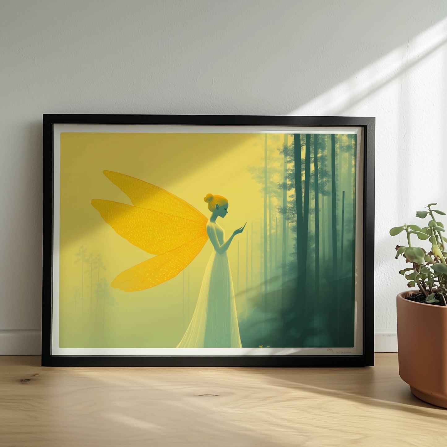 Fee mit großen, goldenen Schmetterlingsflügeln in einem mystischen gelben Wald, elegant und verträumt, im Profil stehend.. Rahmen schwarz 40x30