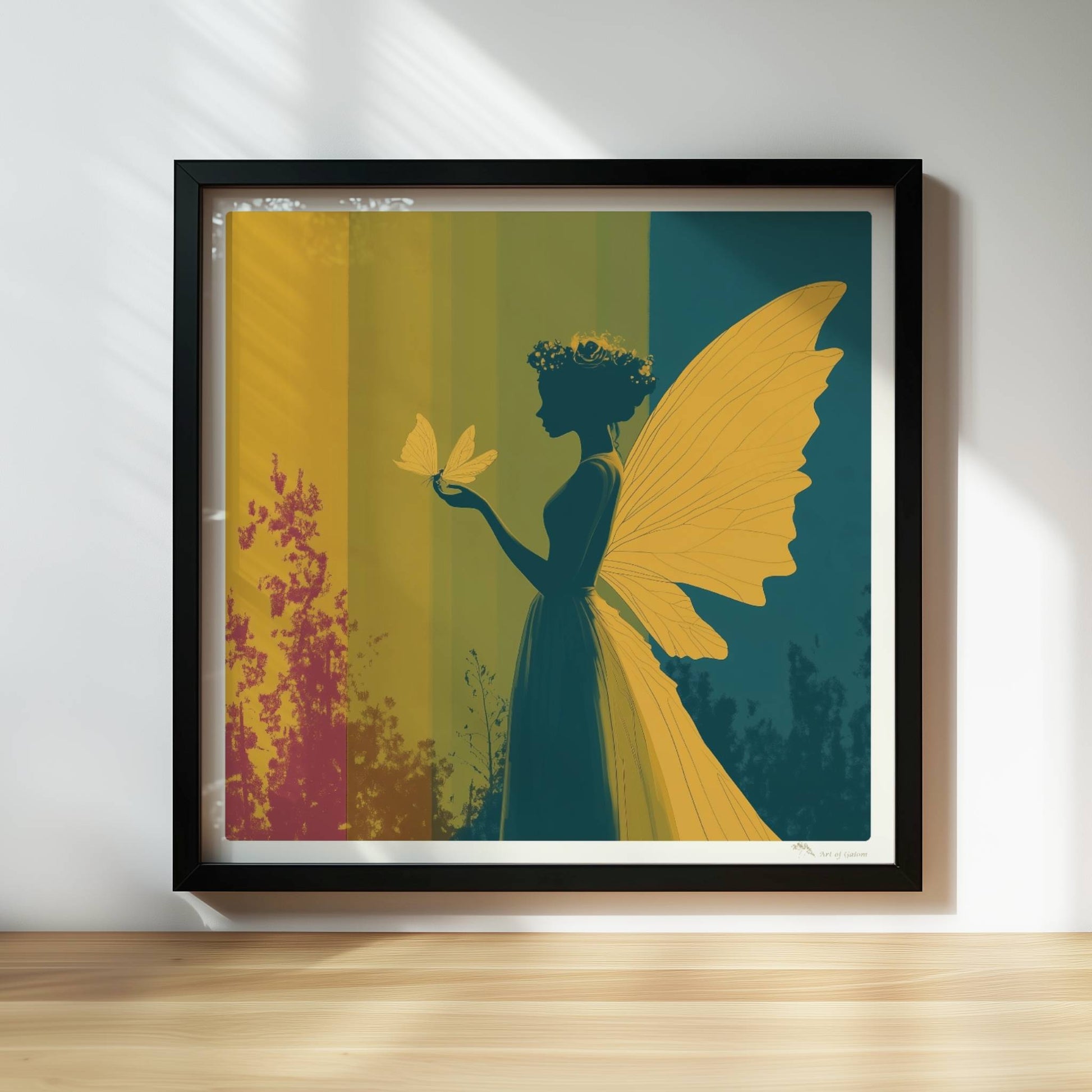 Fee mit gelben Schmetterlingsflügeln, Blumenkranz und Schmetterling auf der Hand vor einem farbigen, geteilten Hintergrund im Wald, verträumt und märchenhaft.. Rahmen schwarz 30x30