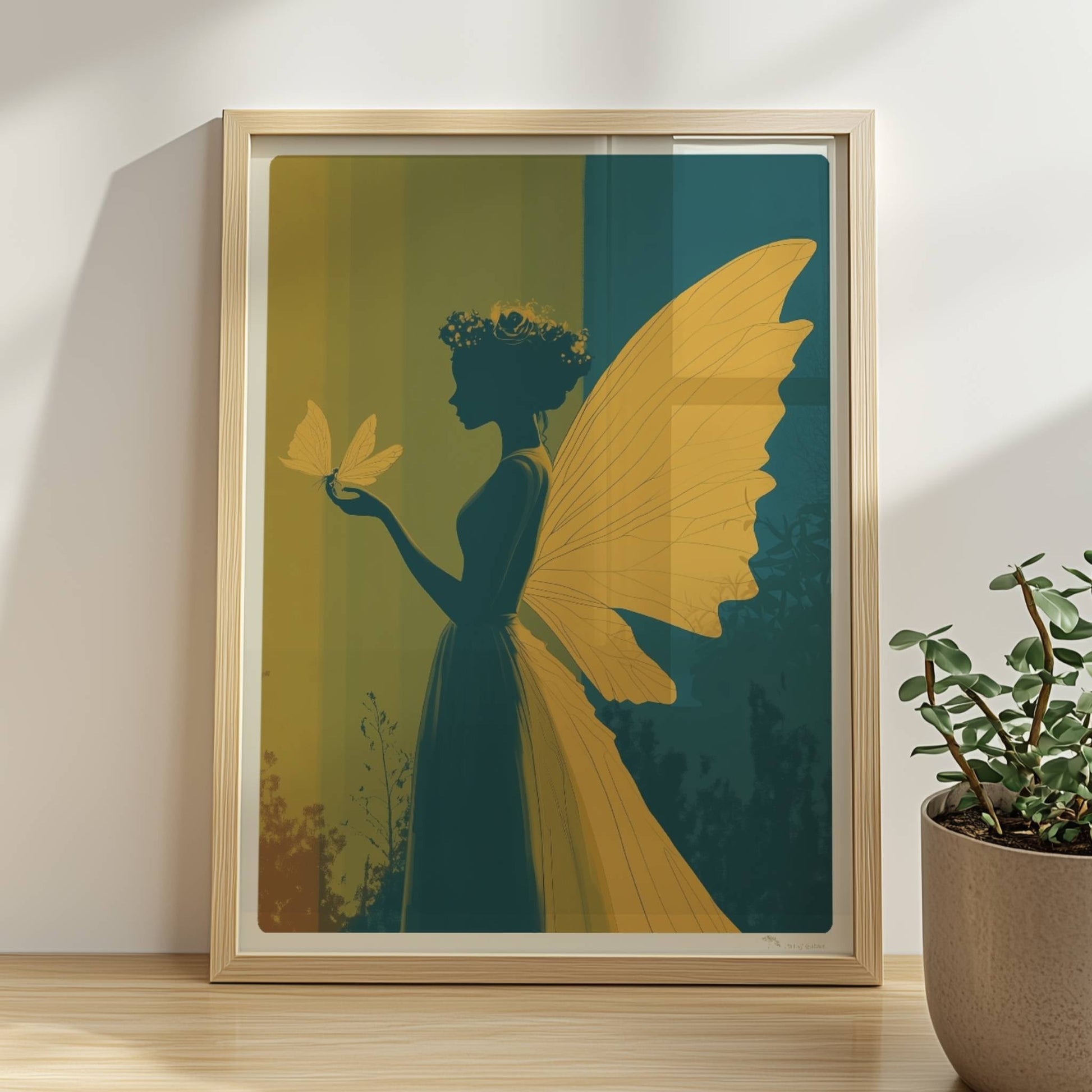 Fee mit gelben Schmetterlingsflügeln, Blumenkranz und Schmetterling auf der Hand vor einem farbigen, geteilten Hintergrund im Wald, verträumt und märchenhaft.. Rahmen natur 30x40