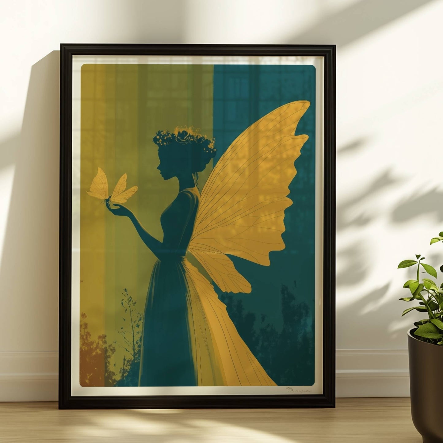 Fee mit gelben Schmetterlingsflügeln, Blumenkranz und Schmetterling auf der Hand vor einem farbigen, geteilten Hintergrund im Wald, verträumt und märchenhaft.. Rahmen schwarz 30x40