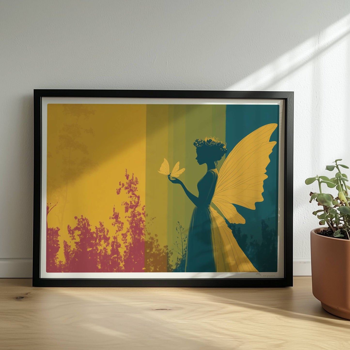 Fee mit gelben Schmetterlingsflügeln, Blumenkranz und Schmetterling auf der Hand vor einem farbigen, geteilten Hintergrund im Wald, verträumt und märchenhaft.. Rahmen schwarz 40x30