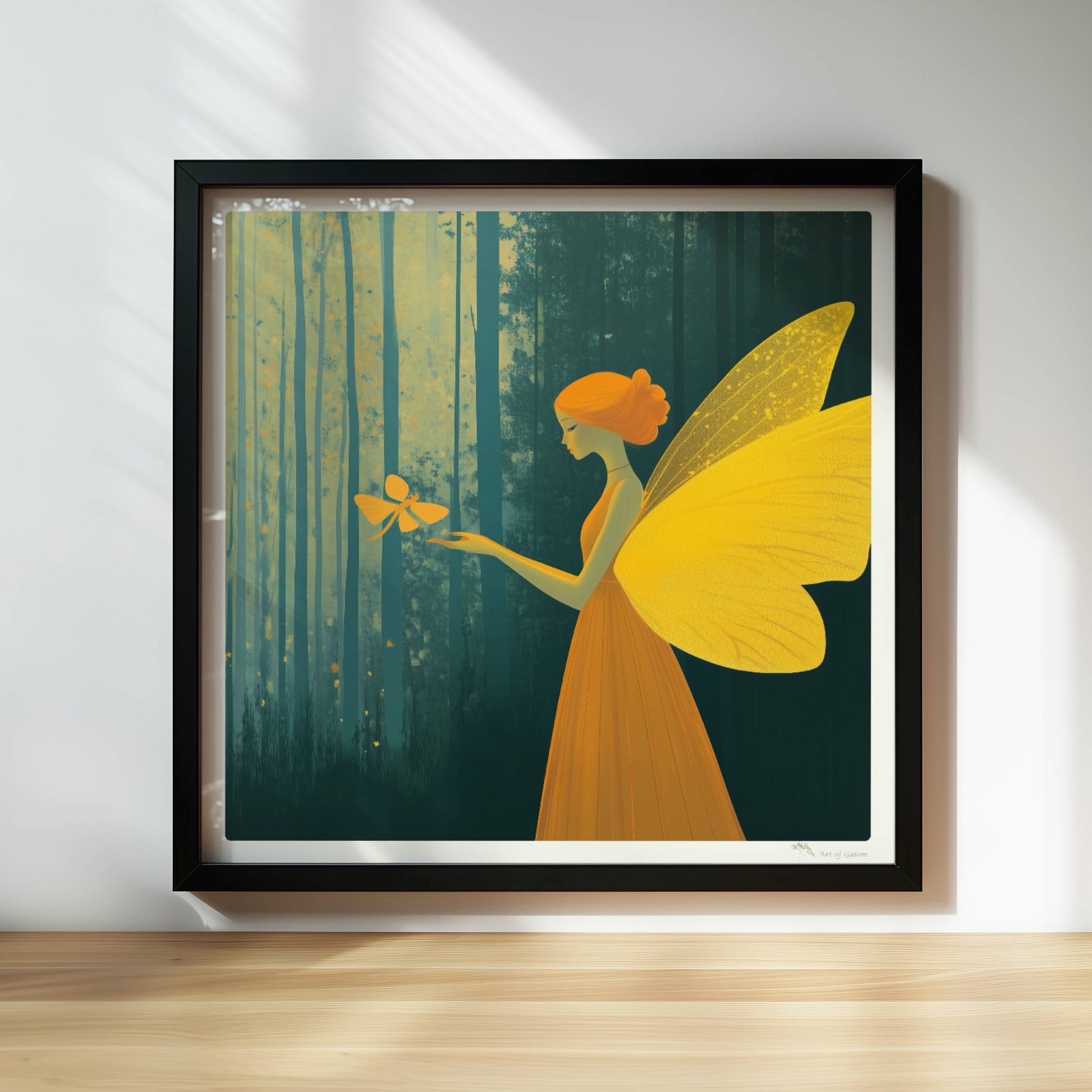 Fee mit goldgelben Schmetterlingsflügeln und orangefarbenem Kleid, hält einen Schmetterling im verträumten Märchenwald, Licht fällt durch hohe Bäume.. Rahmen schwarz 30x30