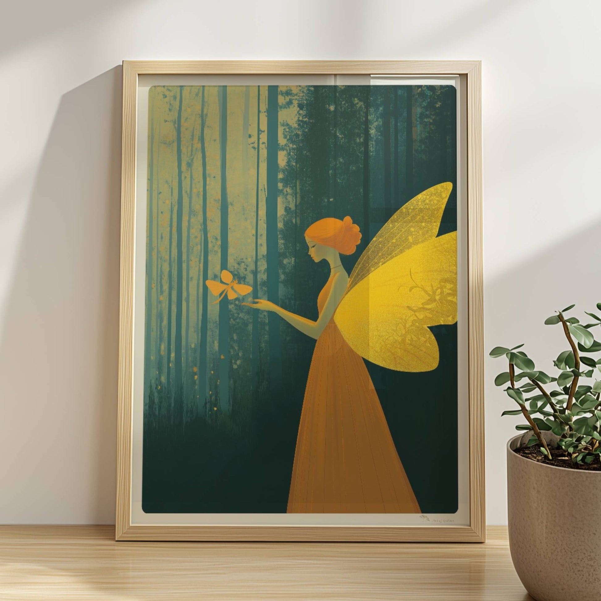 Fee mit goldgelben Schmetterlingsflügeln und orangefarbenem Kleid, hält einen Schmetterling im verträumten Märchenwald, Licht fällt durch hohe Bäume.. Rahmen natur 30x40