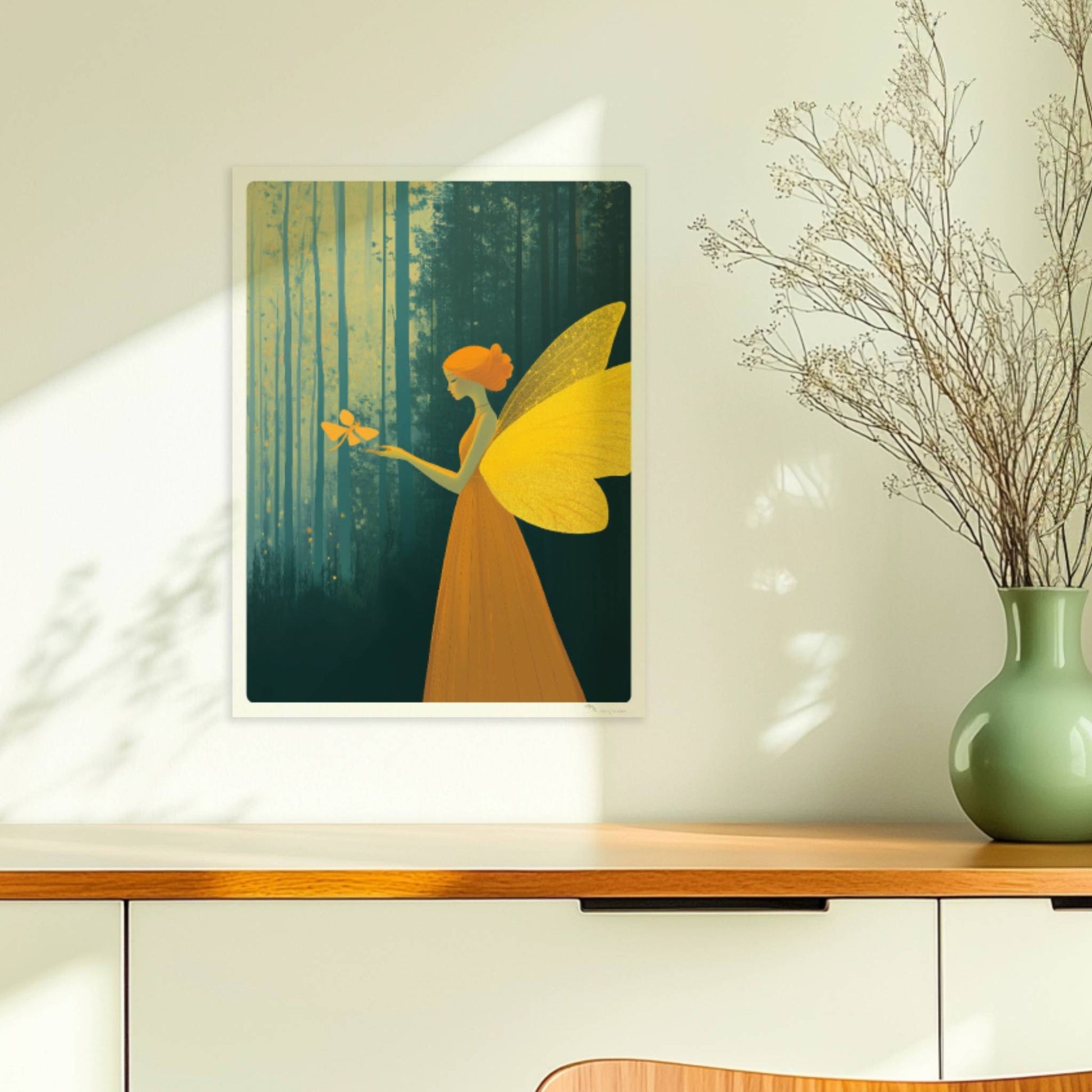 Fee mit goldgelben Schmetterlingsflügeln und orangefarbenem Kleid, hält einen Schmetterling im verträumten Märchenwald, Licht fällt durch hohe Bäume.. Ohne Rahmen 30x40