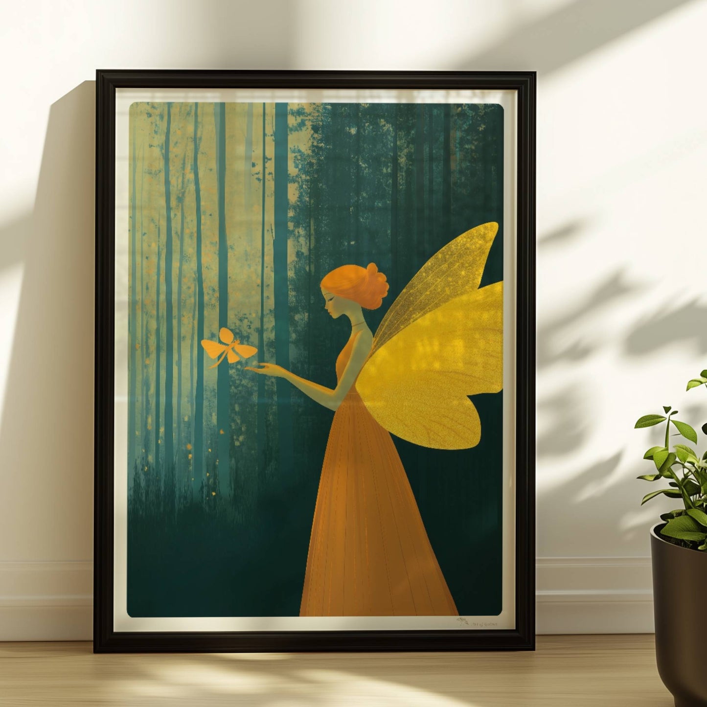 Fee mit goldgelben Schmetterlingsflügeln und orangefarbenem Kleid, hält einen Schmetterling im verträumten Märchenwald, Licht fällt durch hohe Bäume.. Rahmen schwarz 30x40