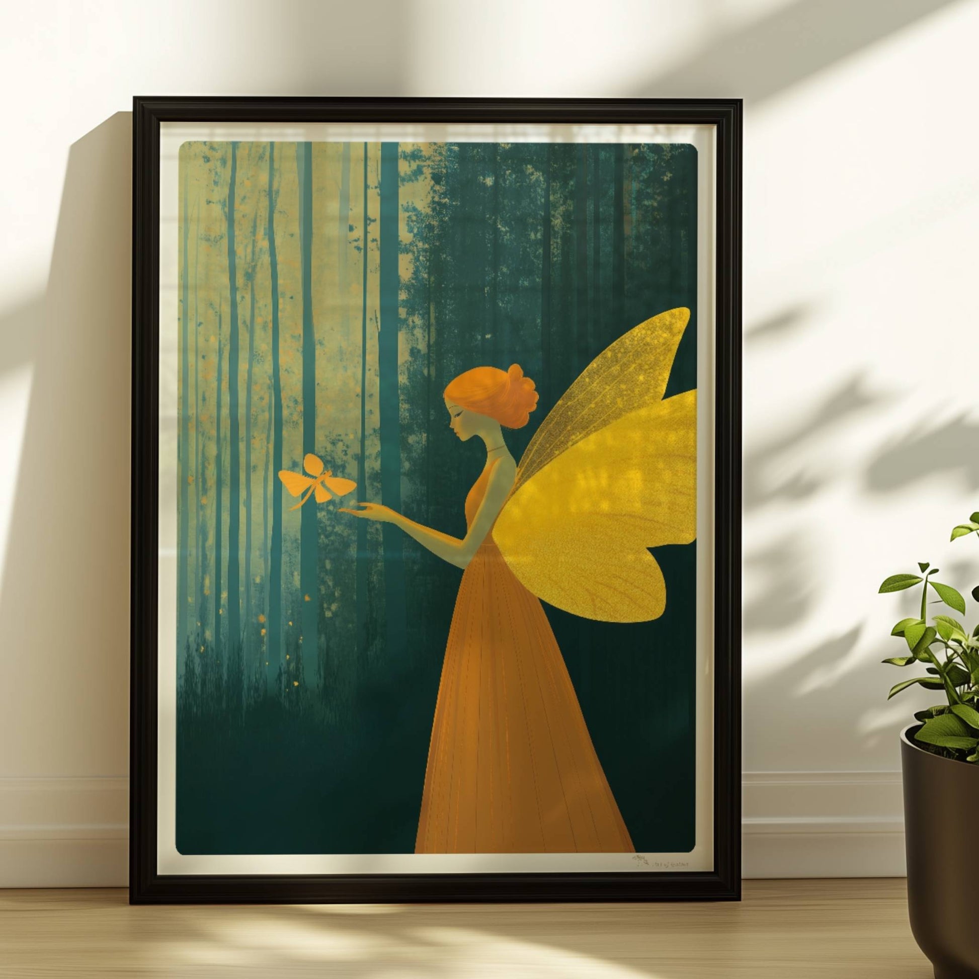Fee mit goldgelben Schmetterlingsflügeln und orangefarbenem Kleid, hält einen Schmetterling im verträumten Märchenwald, Licht fällt durch hohe Bäume.. Rahmen schwarz 30x40