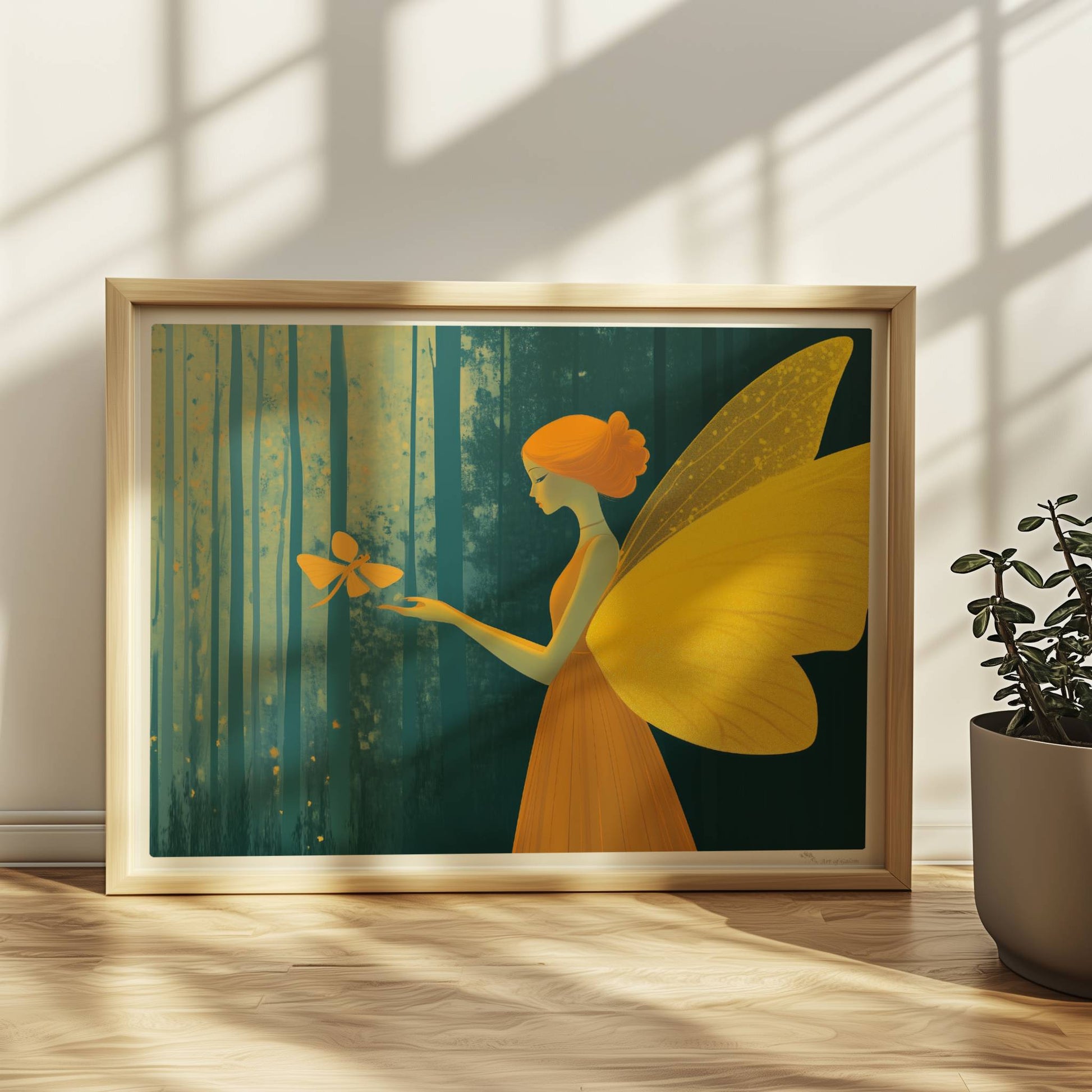 Fee mit goldgelben Schmetterlingsflügeln und orangefarbenem Kleid, hält einen Schmetterling im verträumten Märchenwald, Licht fällt durch hohe Bäume.. Rahmen natur 40x30