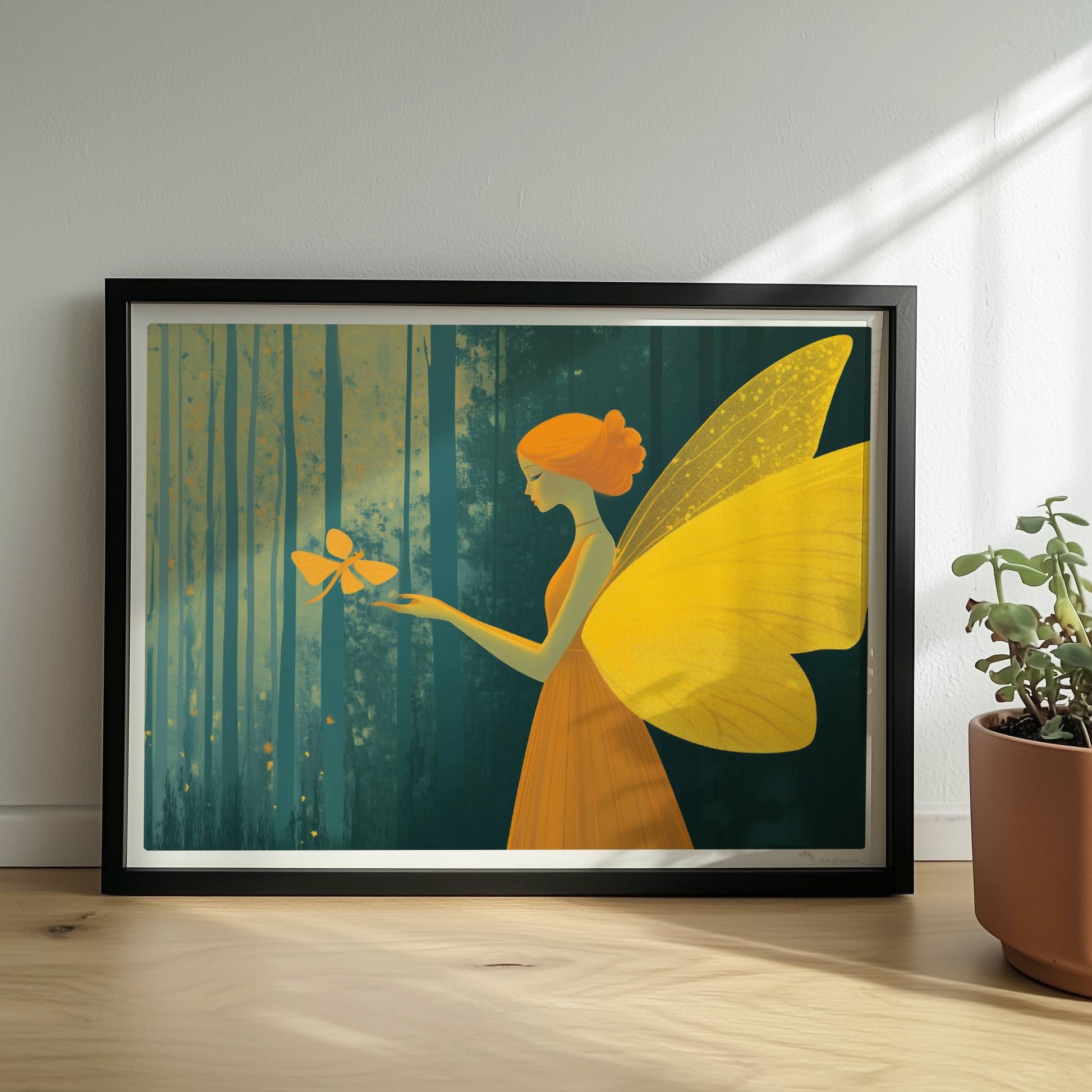 Fee mit goldgelben Schmetterlingsflügeln und orangefarbenem Kleid, hält einen Schmetterling im verträumten Märchenwald, Licht fällt durch hohe Bäume.. Rahmen schwarz 40x30