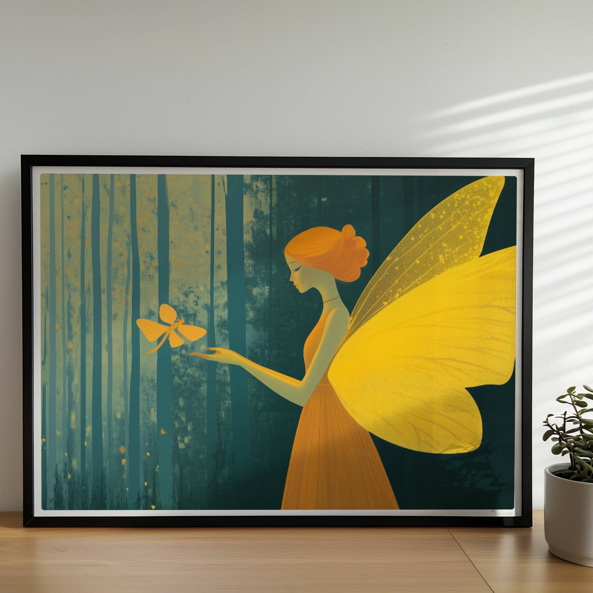 Fee mit goldgelben Schmetterlingsflügeln und orangefarbenem Kleid, hält einen Schmetterling im verträumten Märchenwald, Licht fällt durch hohe Bäume.. Rahmen schwarz 70x50