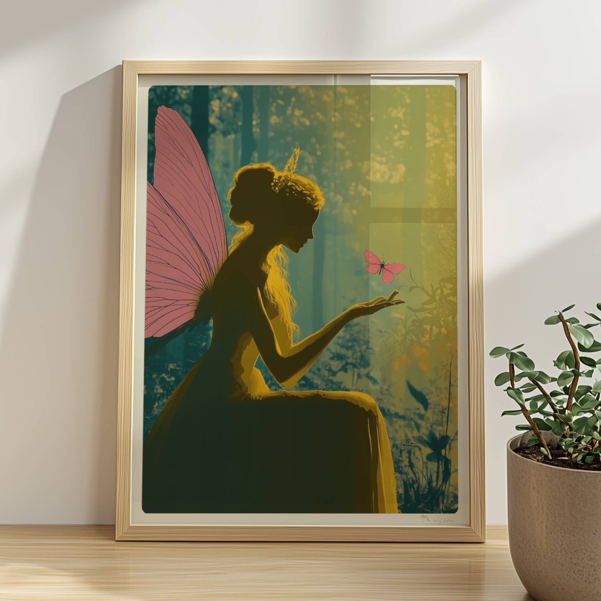 Fee mit rosa Schmetterlingsflügeln sitzt verträumt im sonnendurchfluteten Märchenwald, ein rosa Schmetterling landet auf ihrer Hand, umgeben von Blumen.. Rahmen natur 30x40