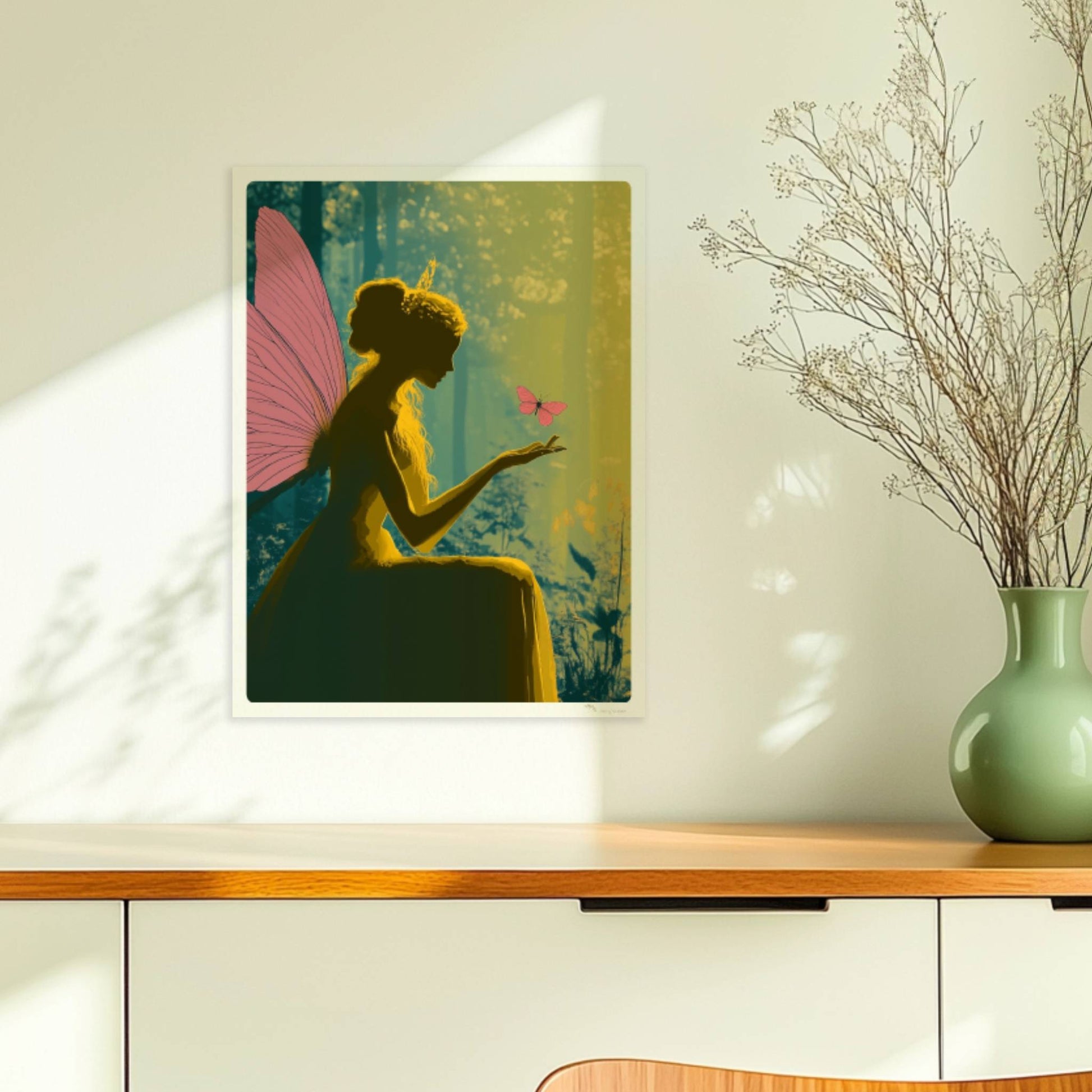 Fee mit rosa Schmetterlingsflügeln sitzt verträumt im sonnendurchfluteten Märchenwald, ein rosa Schmetterling landet auf ihrer Hand, umgeben von Blumen.. Ohne Rahmen 30x40
