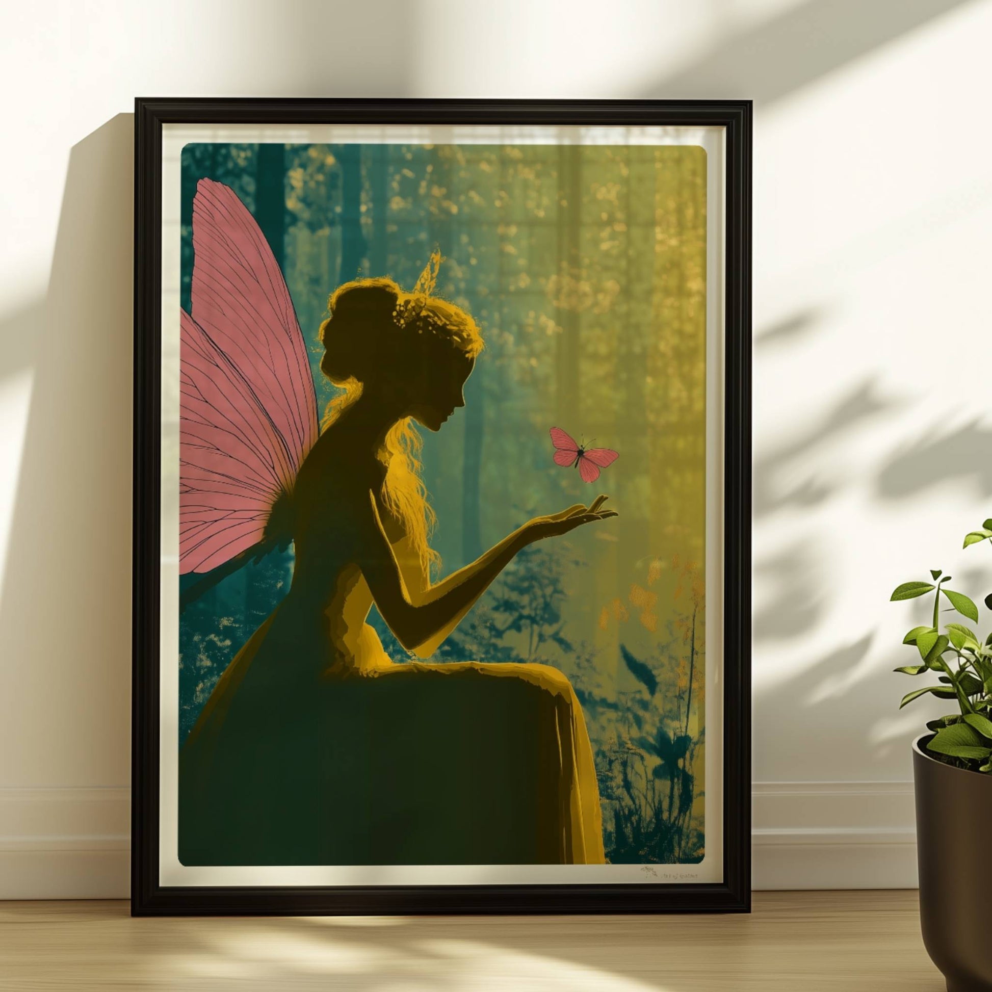 Fee mit rosa Schmetterlingsflügeln sitzt verträumt im sonnendurchfluteten Märchenwald, ein rosa Schmetterling landet auf ihrer Hand, umgeben von Blumen.. Rahmen schwarz 30x40