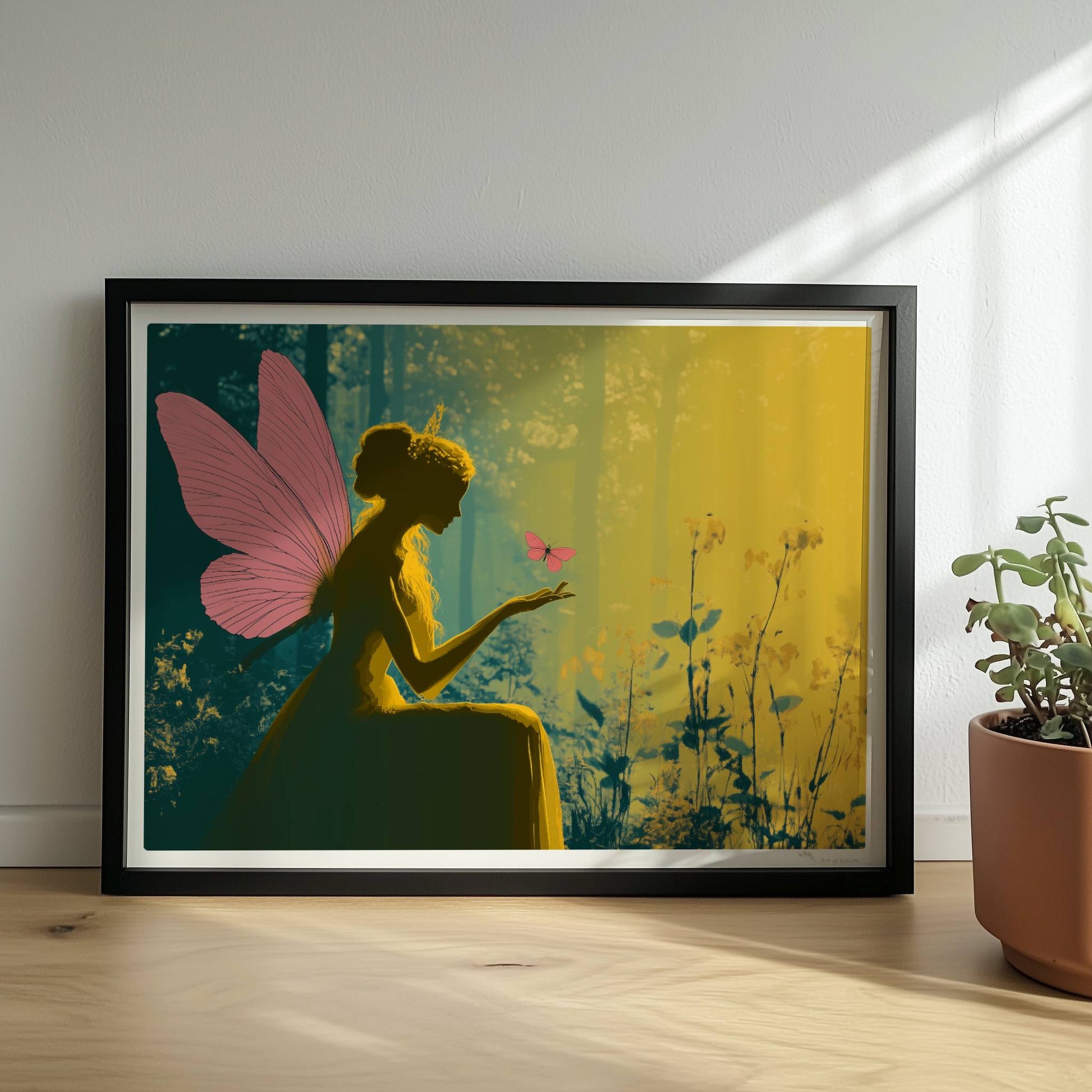 Fee mit rosa Schmetterlingsflügeln sitzt verträumt im sonnendurchfluteten Märchenwald, ein rosa Schmetterling landet auf ihrer Hand, umgeben von Blumen.. Rahmen schwarz 40x30